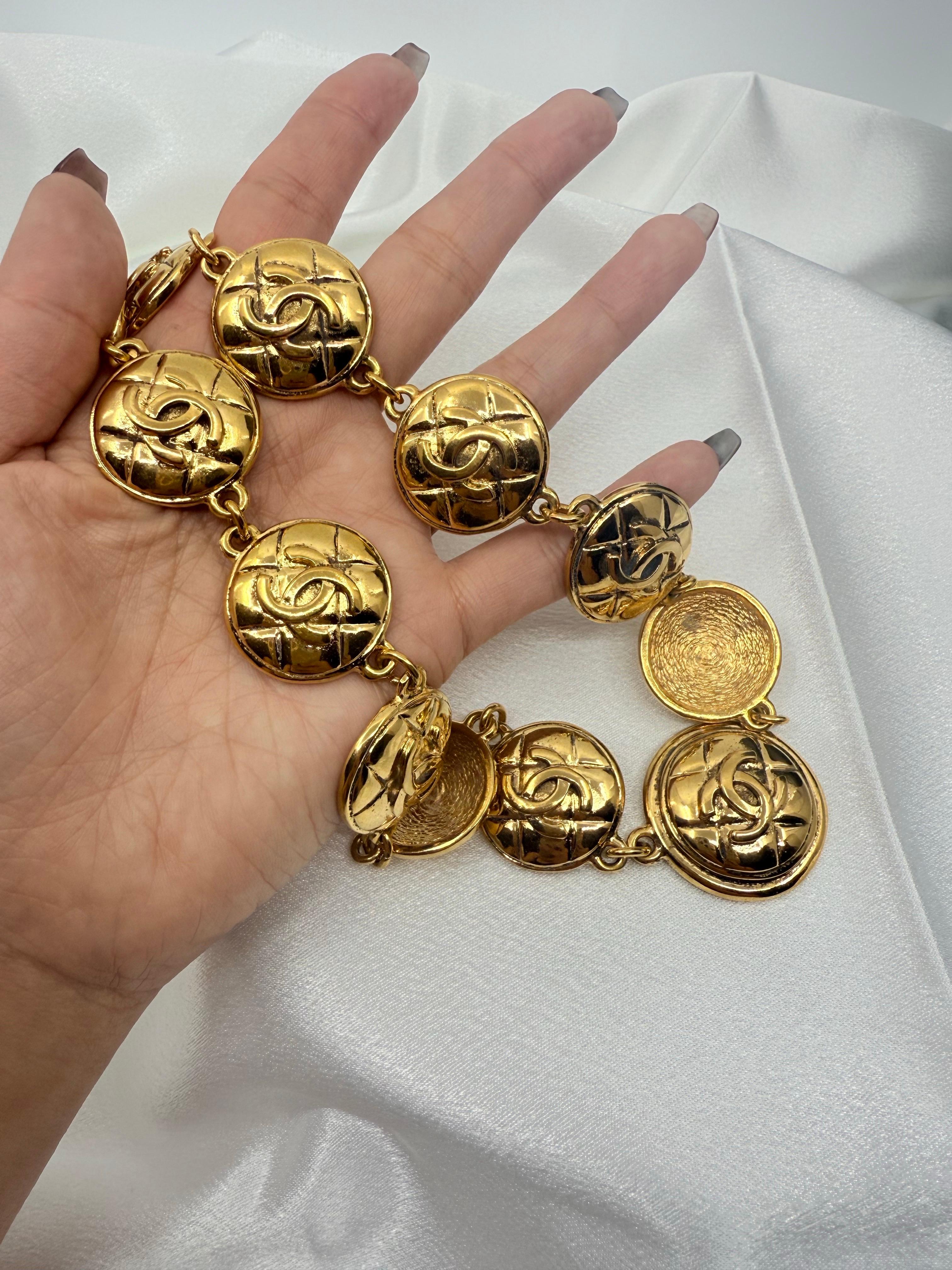 CHANEL Vintage gesteppt Gold CC Münze Halsband Halskette im Angebot 4