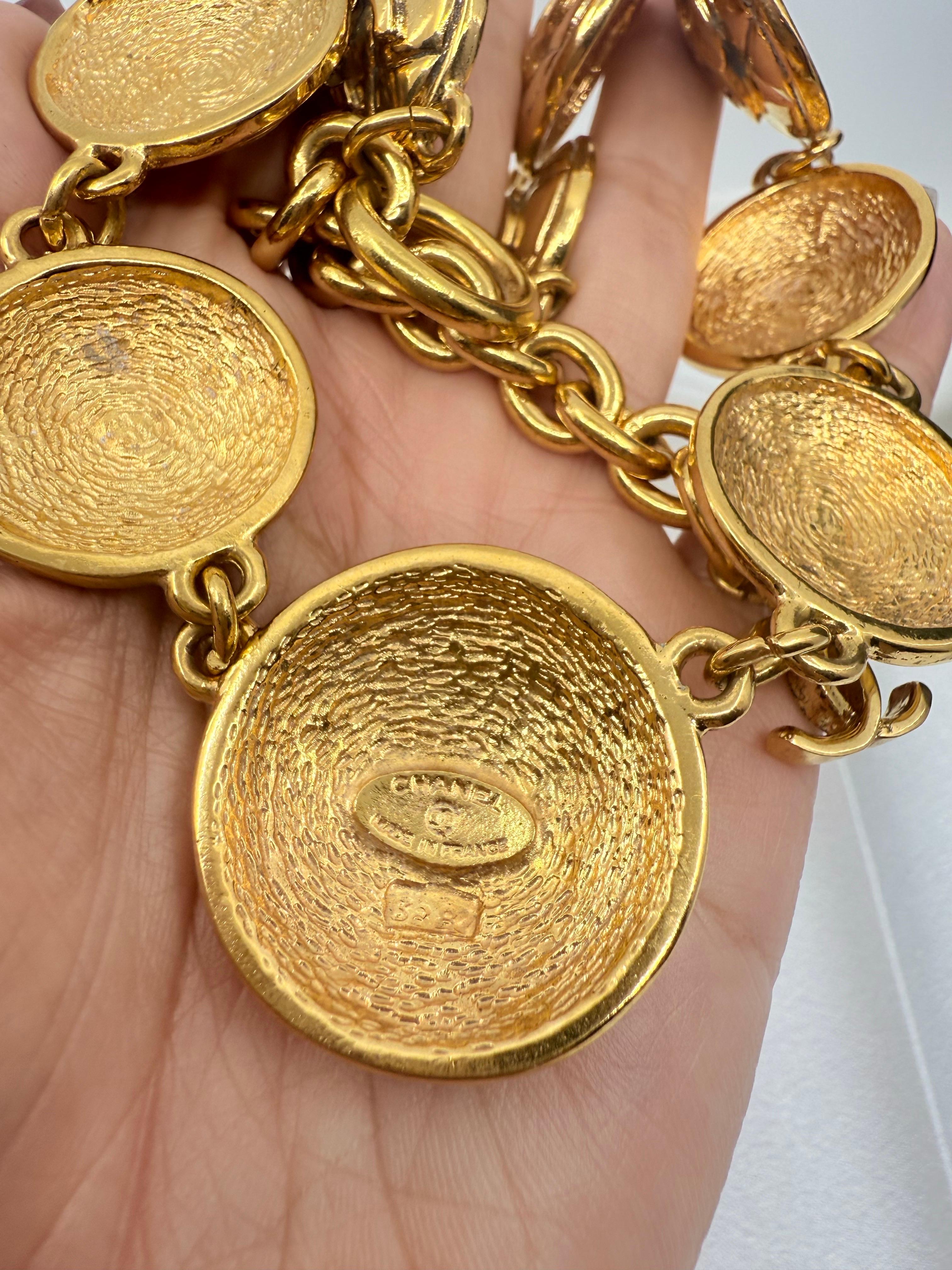 CHANEL Vintage gesteppt Gold CC Münze Halsband Halskette im Angebot 5