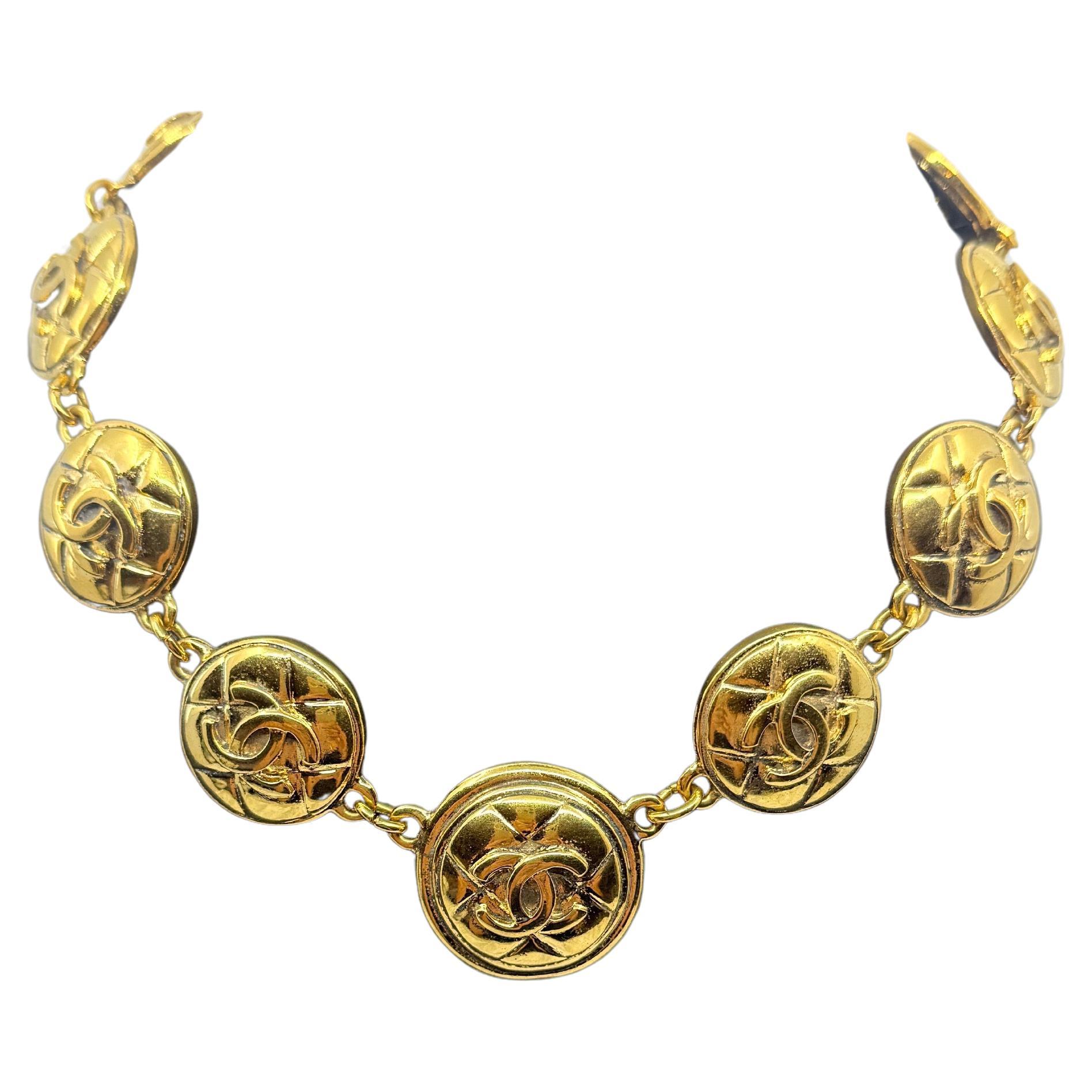 Collana Chanel vintage trapuntata con monete d
oro CC