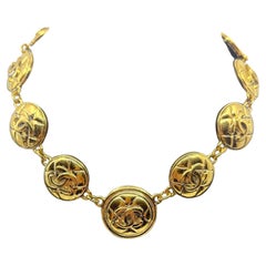 CHANEL - Collier à pièces de monnaie CC doré matelassé Vintage
