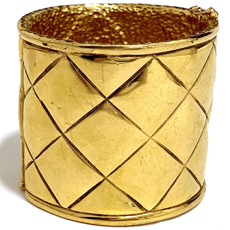 Iconic and collector, superb cuff of the house CHANEL of the 90s, in gold metal quilted effect. Double closing system. Made in France
This cuff is in very good condition. Light scratches of use exist on the metal (see photo).
Its dimensions are as