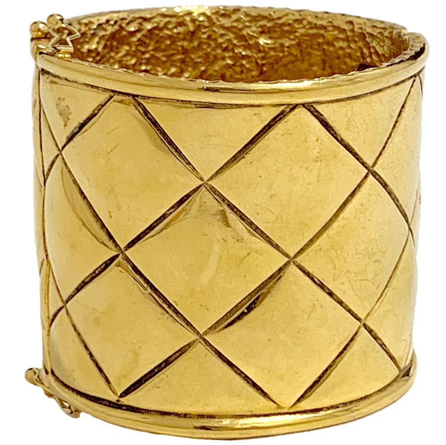 CHANEL Vintage Quilted Gold Cuff In Good Condition In Paris, FR