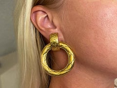 Orecchini a cerchio trapuntati vintage CHANEL