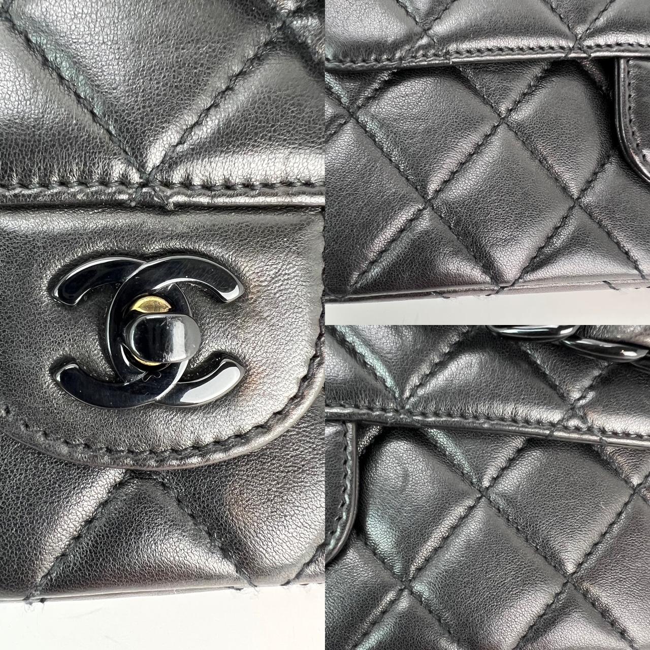 Pre-Owned  100% Authentic
Chanel Vintage Smooth Quilted Lambskin Black Resin 
Chain CC Small Classic Single Flap Bag 
THIS BAG IS VERY RARE >>
>chunky leather and resin strap 
>light weight
>black resin hardware with 24k antique gold plated 
>smooth