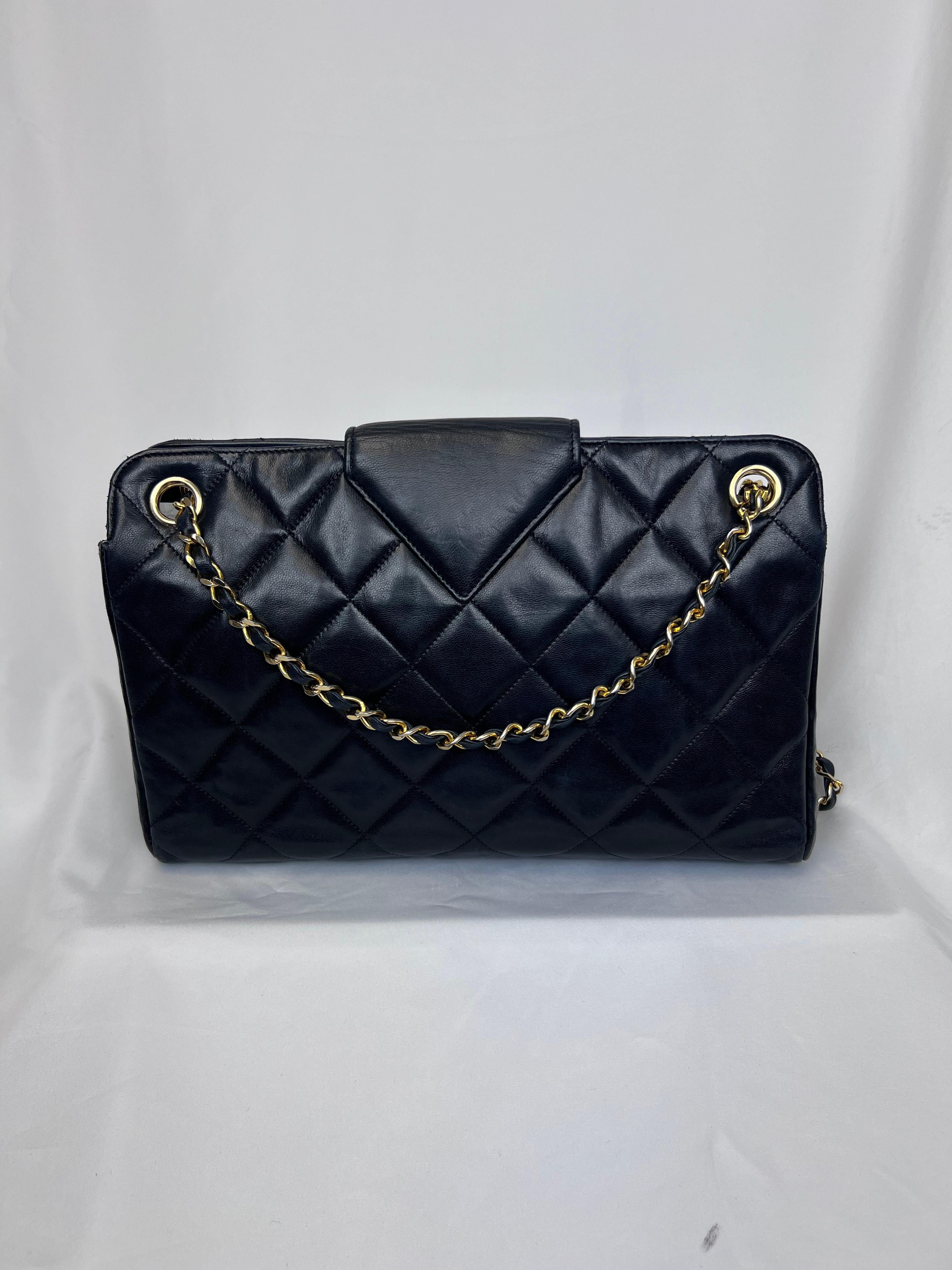 This timeless Chanel Vintage 1990-1994 CC Crossbody Bag embodies classic elegance with a touch of iconic style. Crafted from luxurious black leather, it features the unmistakable interlocking CC logo on the front flap, adding a signature Chanel