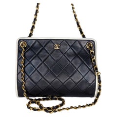 Chanel Vintage Umhängetasche aus gestepptem Lammfell mit Mini-Rahmen