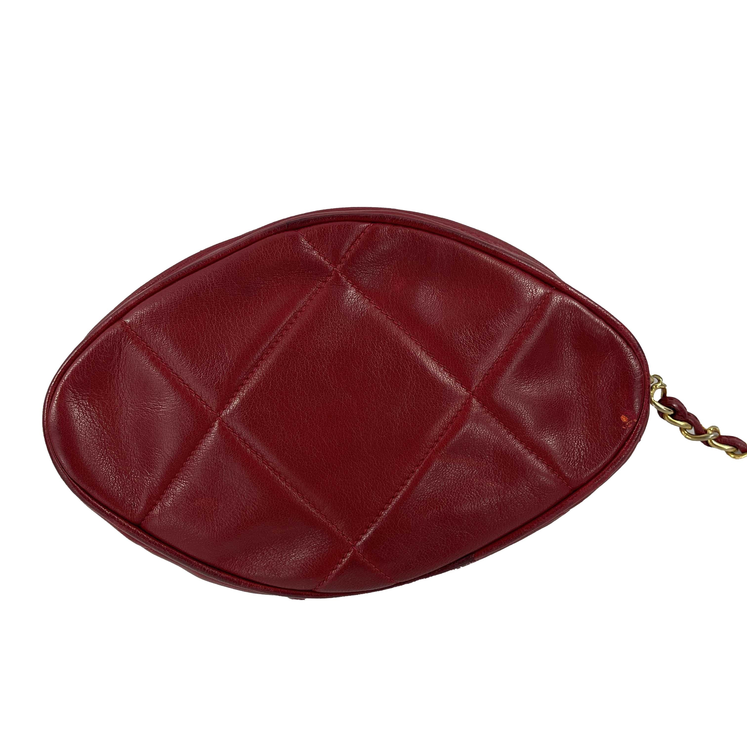 CHANEL - Vintage Quilted Leather CC Oval Red / Gold Tassel Clutch

Description

From the 1989 to 1991 collection.
This vintage Chanel clutch is crafted with red quilted leather and gold-toned hardware.
The frontside features the iconic interlocking