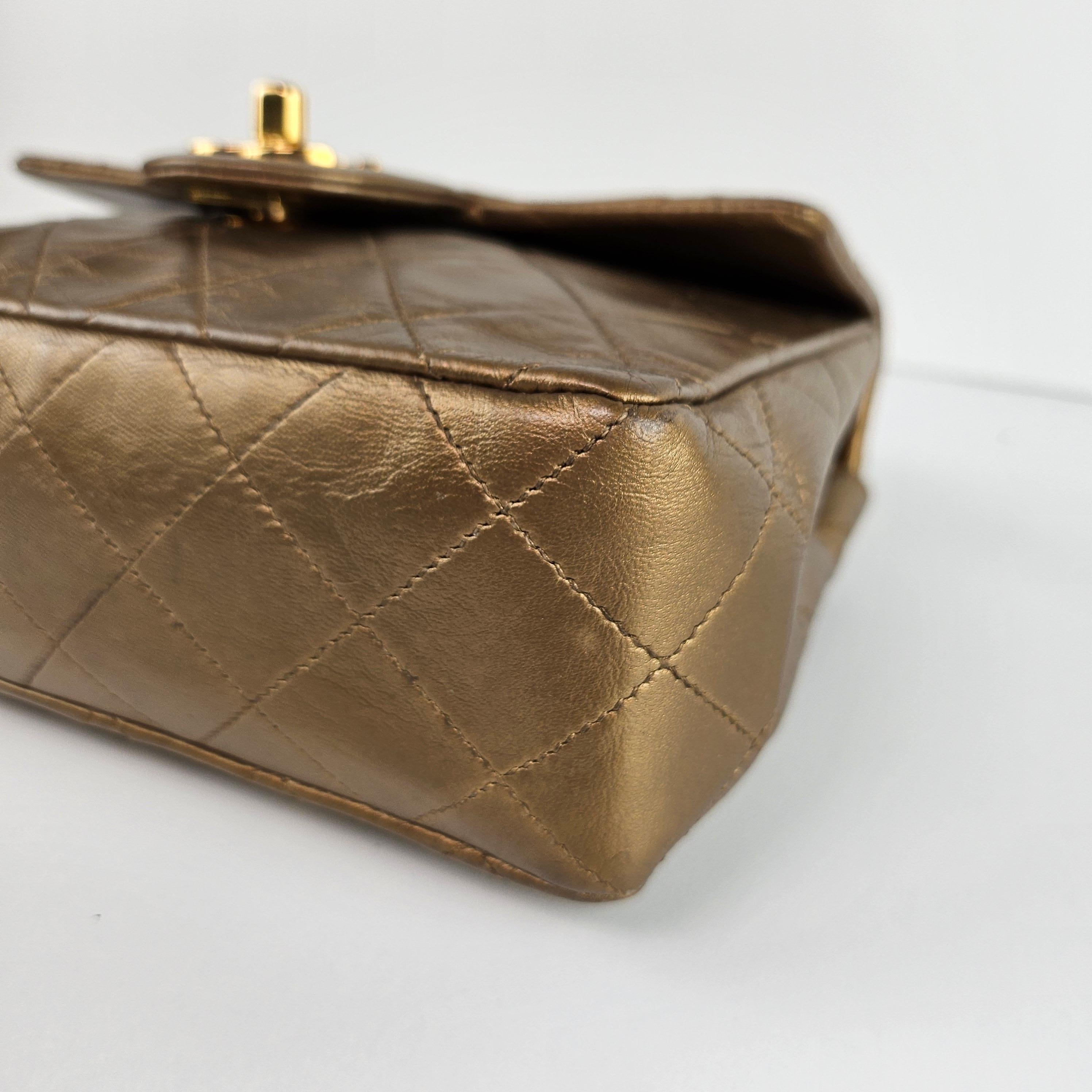 Chanel - Mini sac à rabat Bijoux en cuir doré métallisé matelassé 7