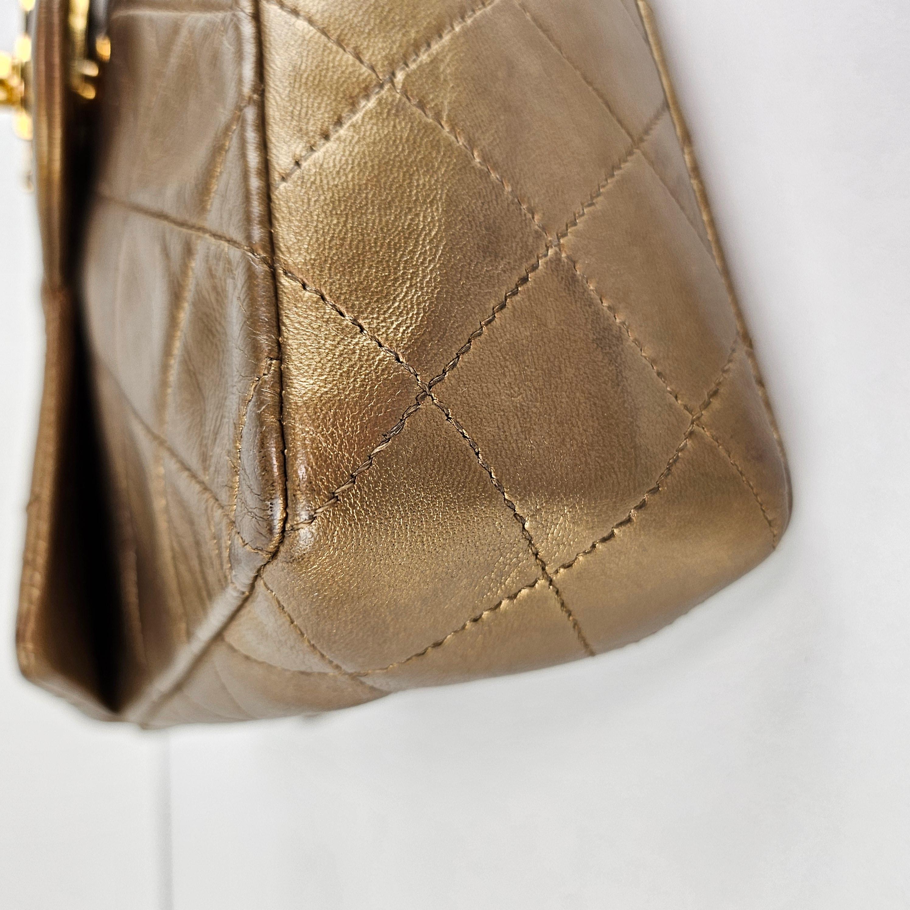 Chanel - Mini sac à rabat Bijoux en cuir doré métallisé matelassé 8