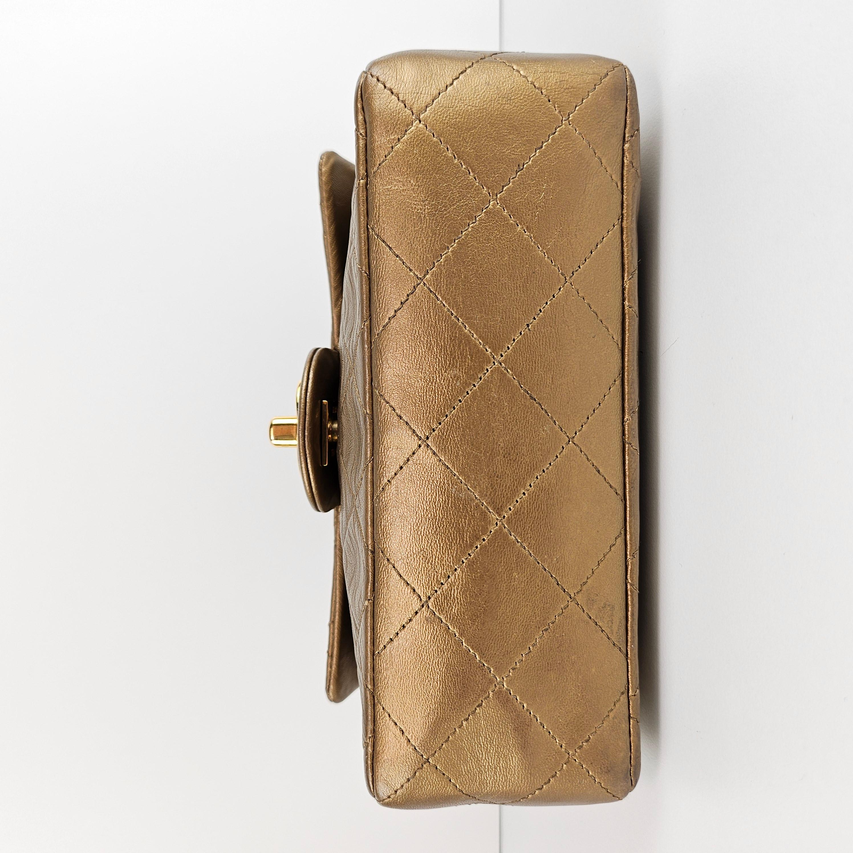 Chanel - Mini sac à rabat Bijoux en cuir doré métallisé matelassé 9