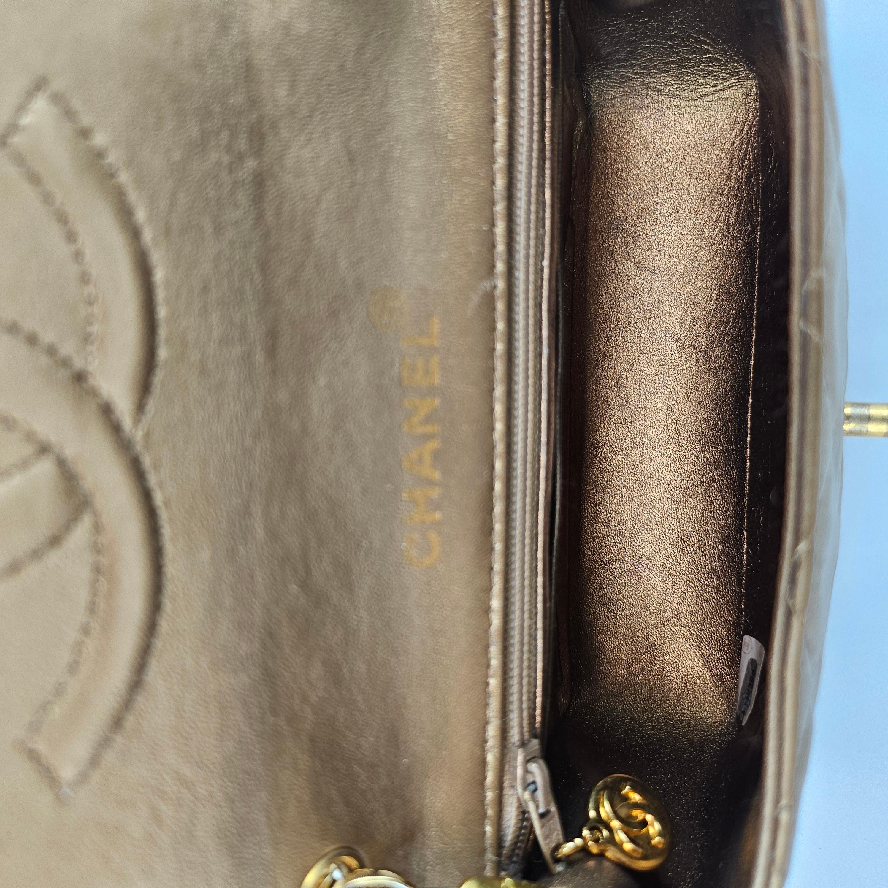 Chanel - Mini sac à rabat Bijoux en cuir doré métallisé matelassé 10
