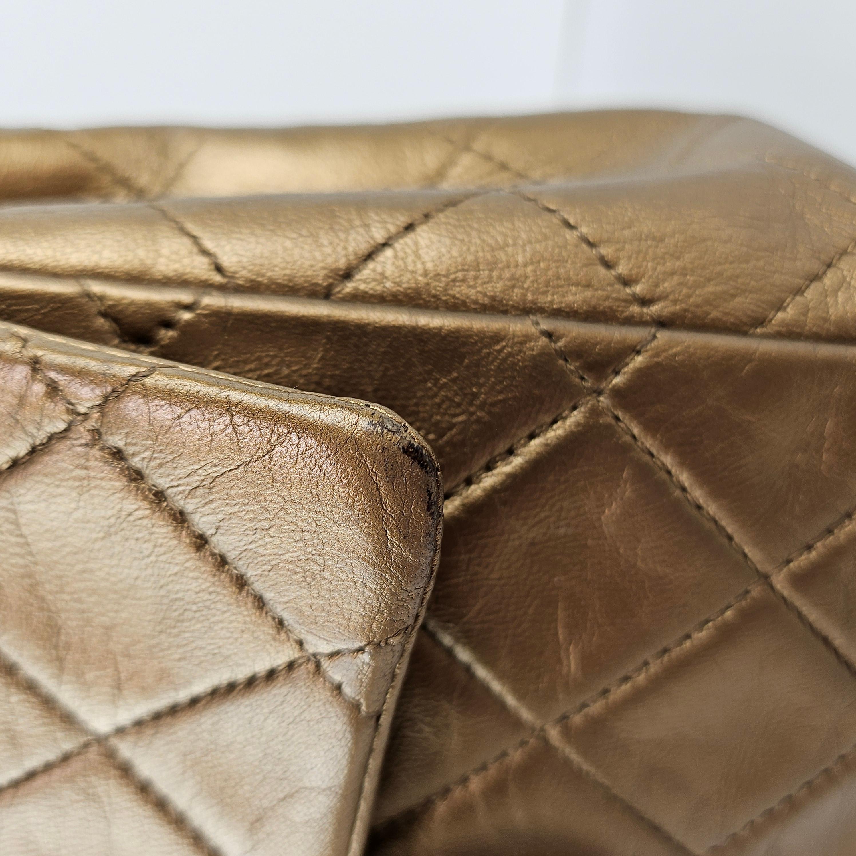 Chanel - Mini sac à rabat Bijoux en cuir doré métallisé matelassé Bon état à Denver, CO