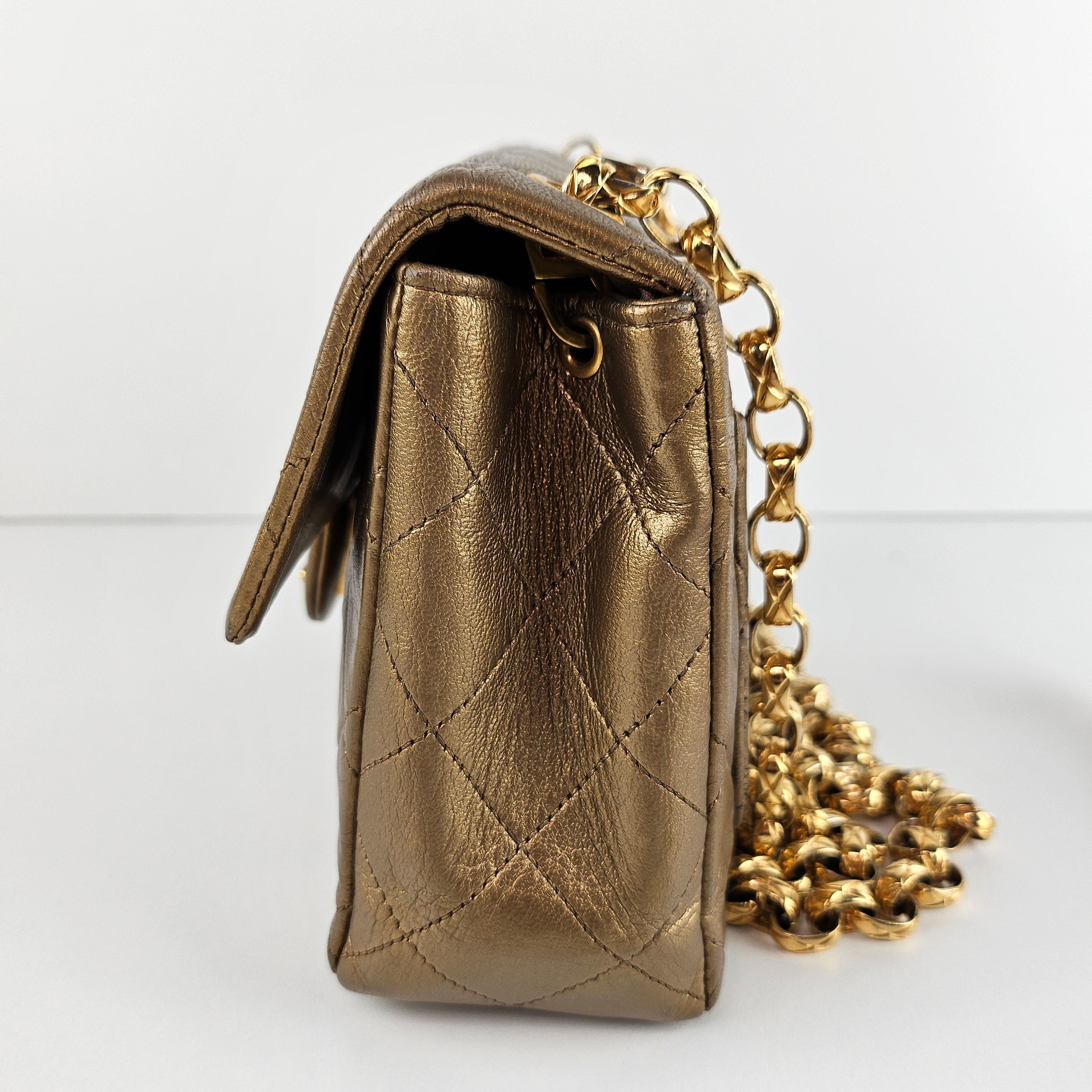 Chanel - Mini sac à rabat Bijoux en cuir doré métallisé matelassé 1