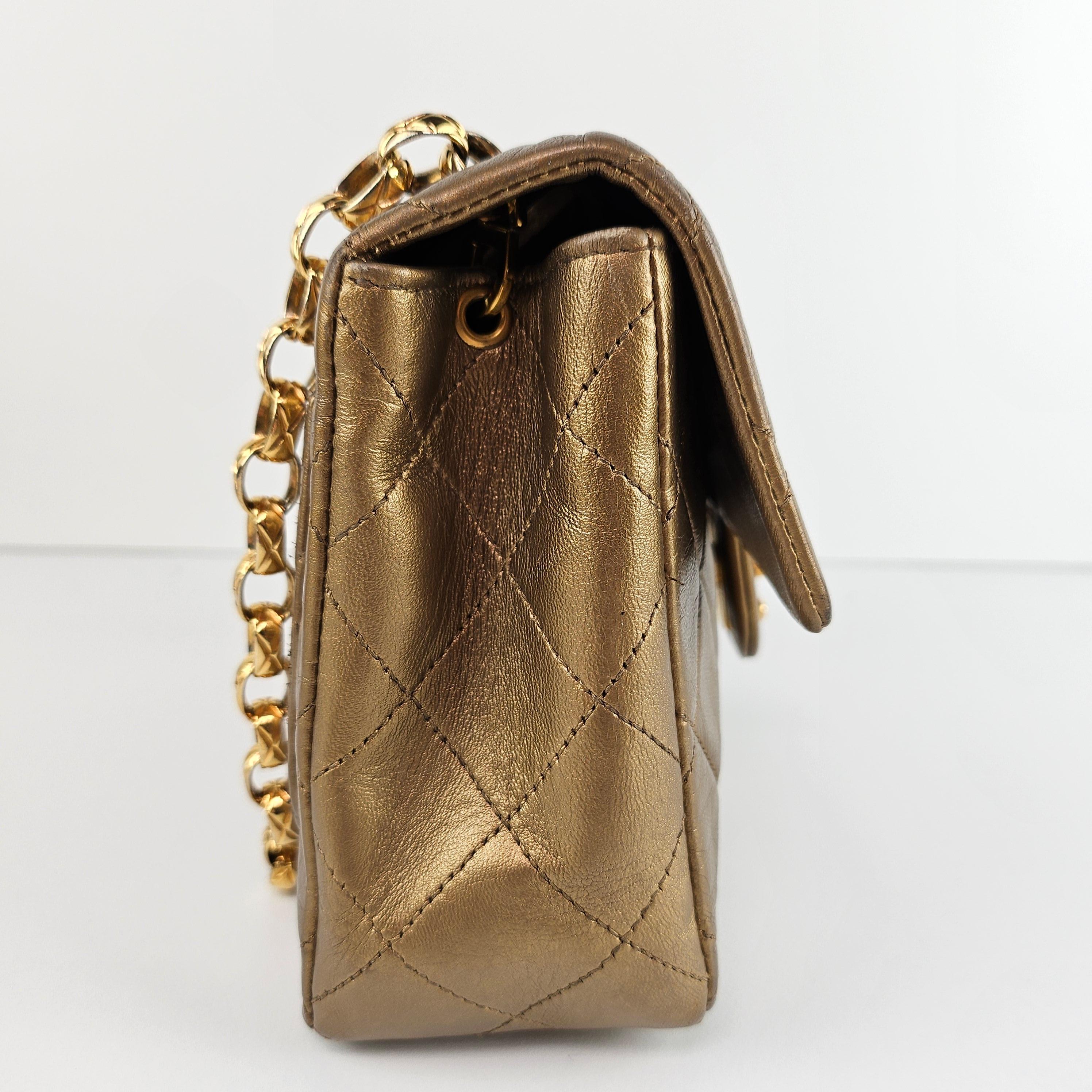 Chanel - Mini sac à rabat Bijoux en cuir doré métallisé matelassé 2