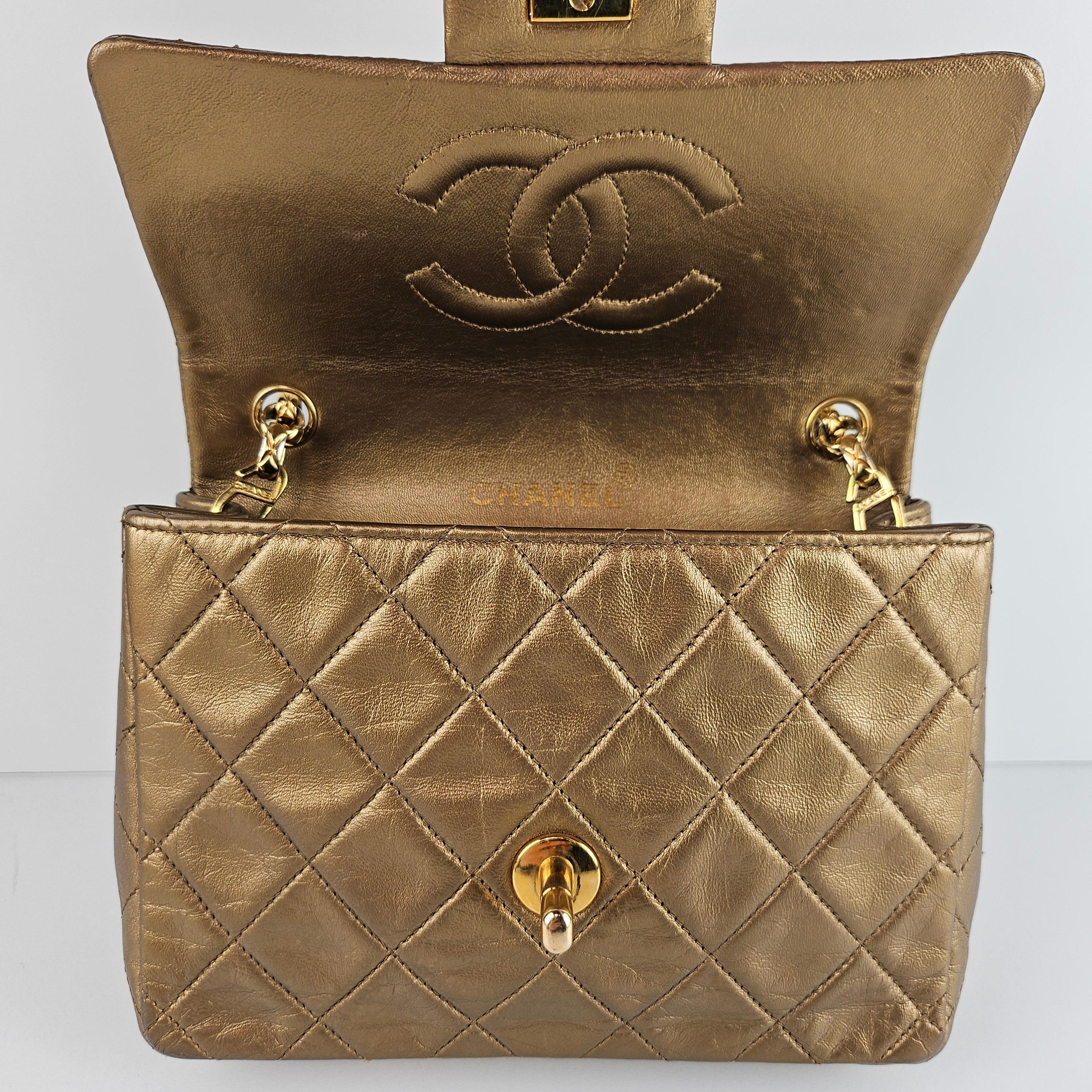 Chanel - Mini sac à rabat Bijoux en cuir doré métallisé matelassé 4
