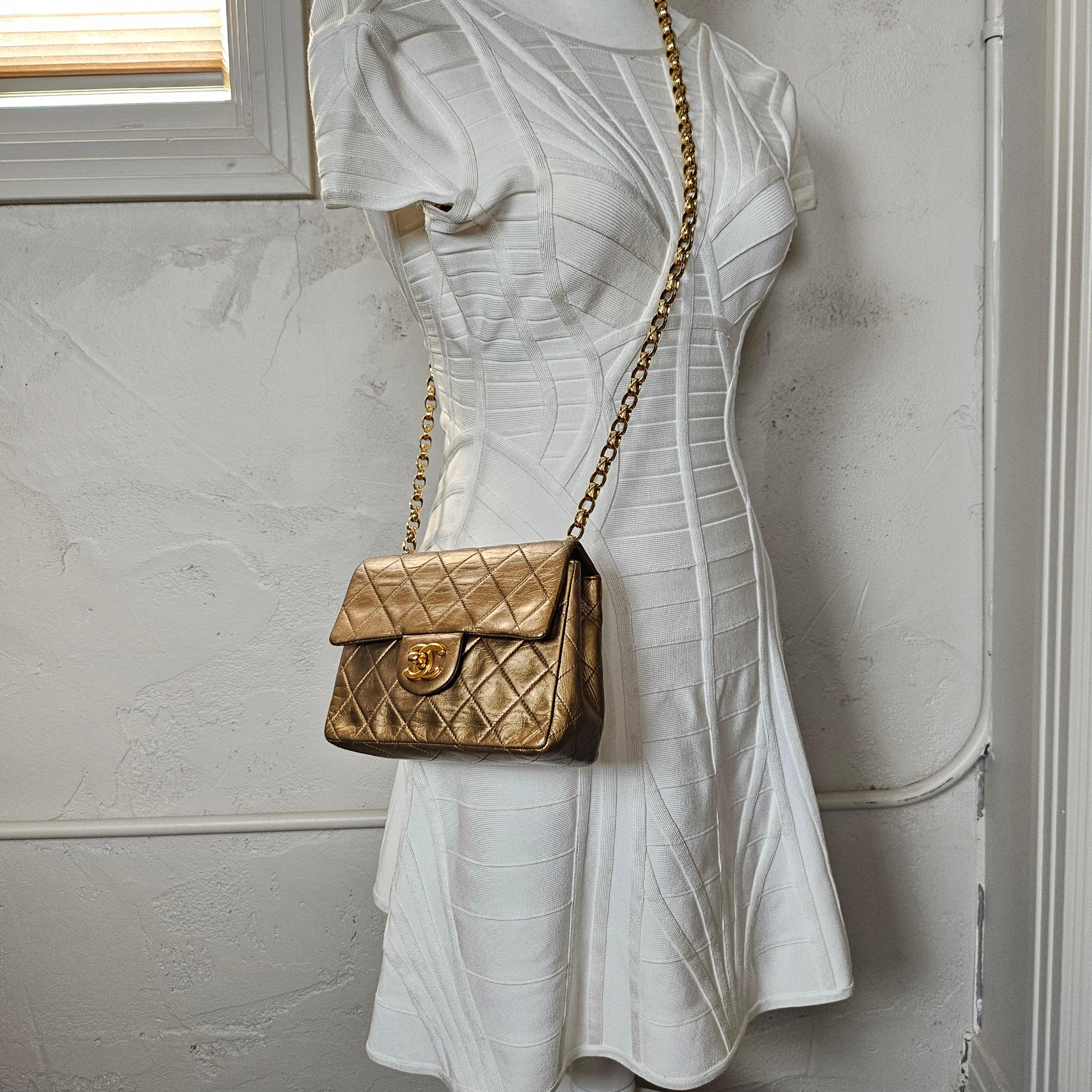 Chanel - Mini sac à rabat Bijoux en cuir doré métallisé matelassé 5