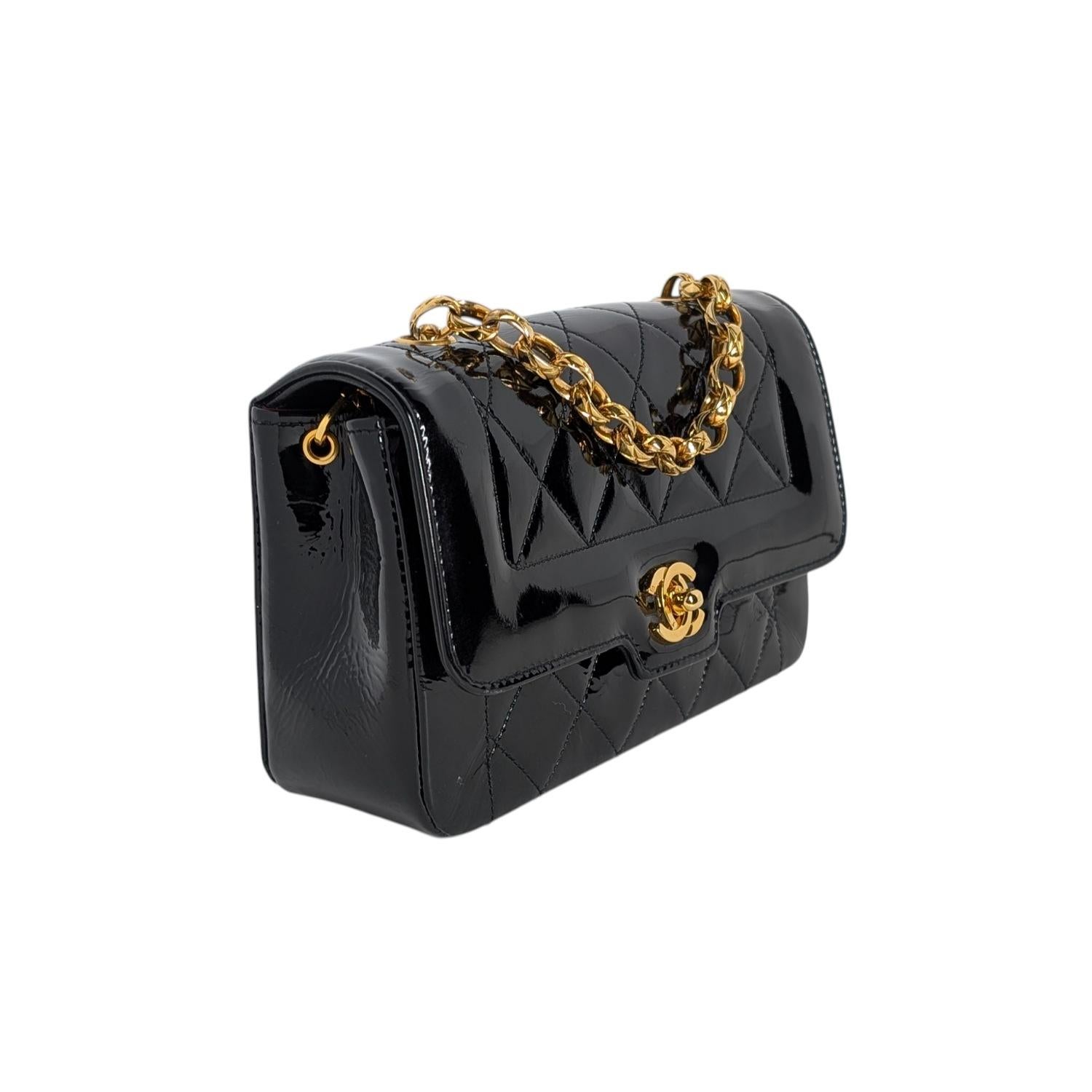 Este raro bolso de Chanel se introdujo a principios de la década de 1990 y lo popularizó la difunta princesa Diana, que poseía la versión pequeña. El bolso presenta la clásica piel acolchada con un borde ancho en la solapa. El bolso tiene una única