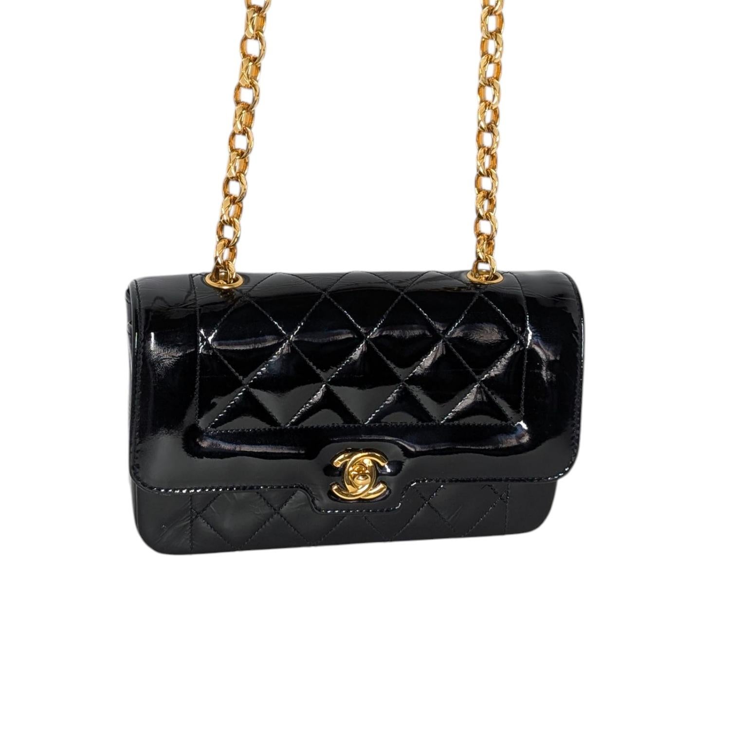 Chanel Vintage Acolchado Charol Piel de Becerro Mini Diana Bijoux Flap Negro en venta