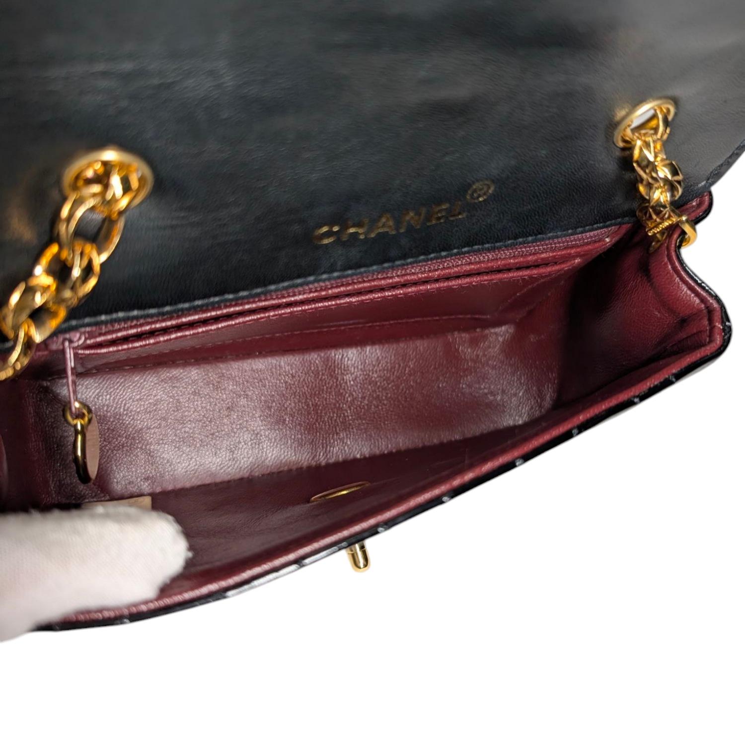 Chanel Vintage Acolchado Charol Piel de Becerro Mini Diana Bijoux Flap en venta 4