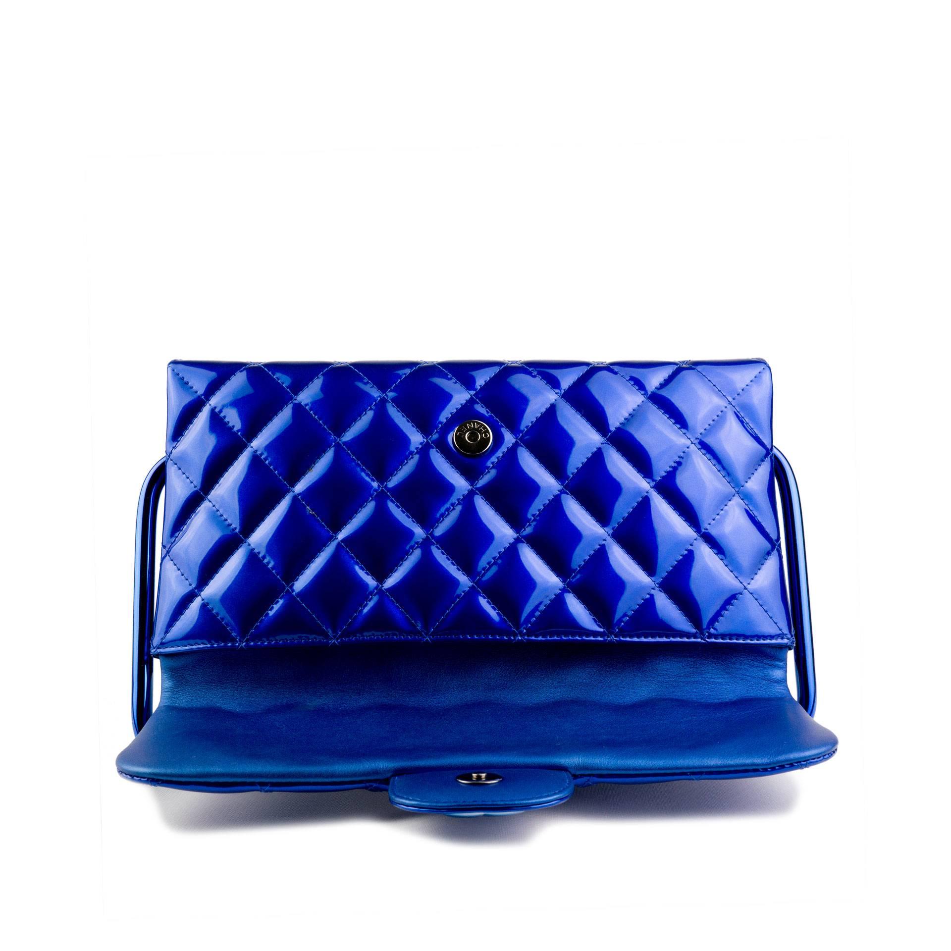 Chanel Vintage Quilted Retractable Frame Clutch Electric Blue Patent Leather Bag For Sale 6
