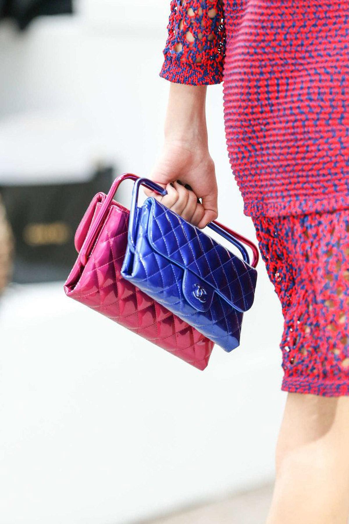 Chanel Vintage Quilted Retractable Frame Clutch Electric Blue Patent Leather Bag In Excellent Condition For Sale In Miami, FL