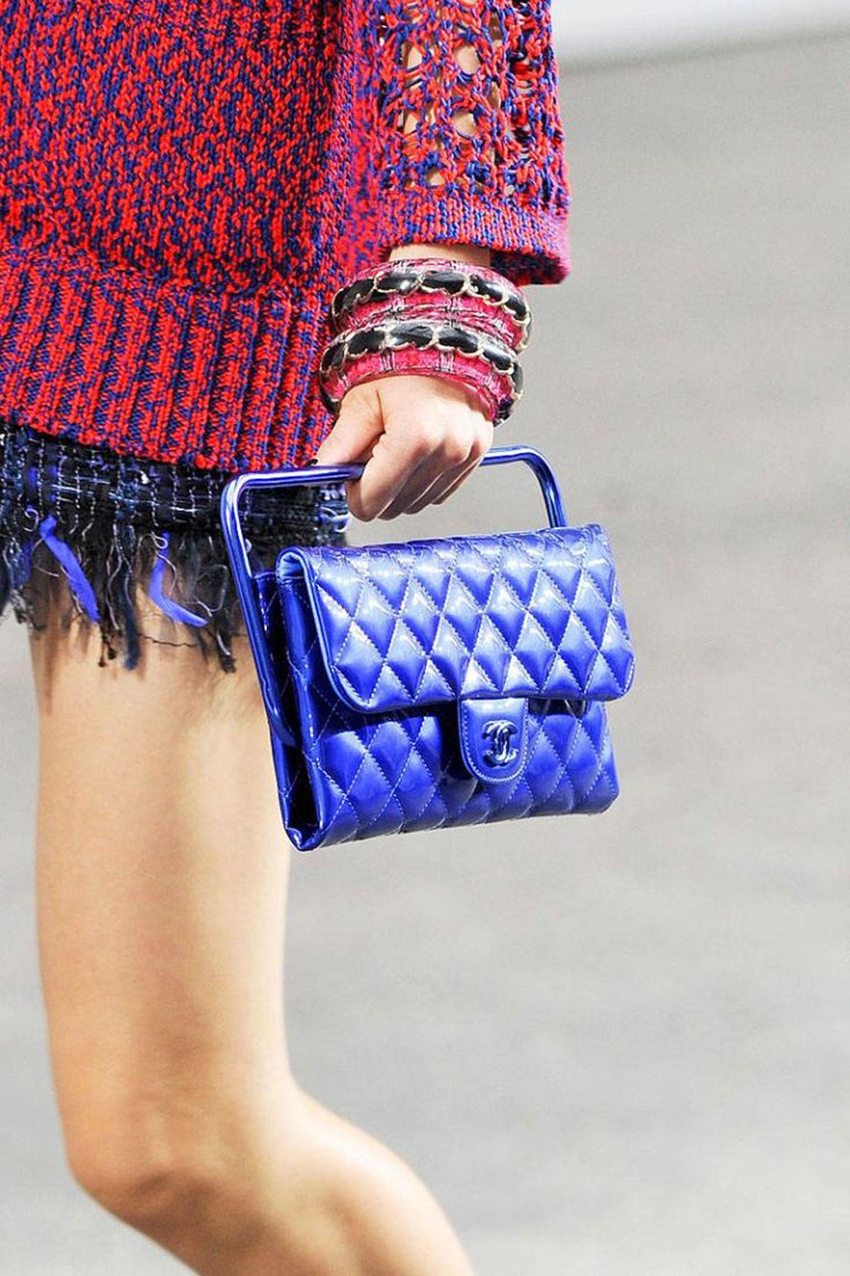 Women's or Men's Chanel Vintage Quilted Retractable Frame Clutch Electric Blue Patent Leather Bag For Sale