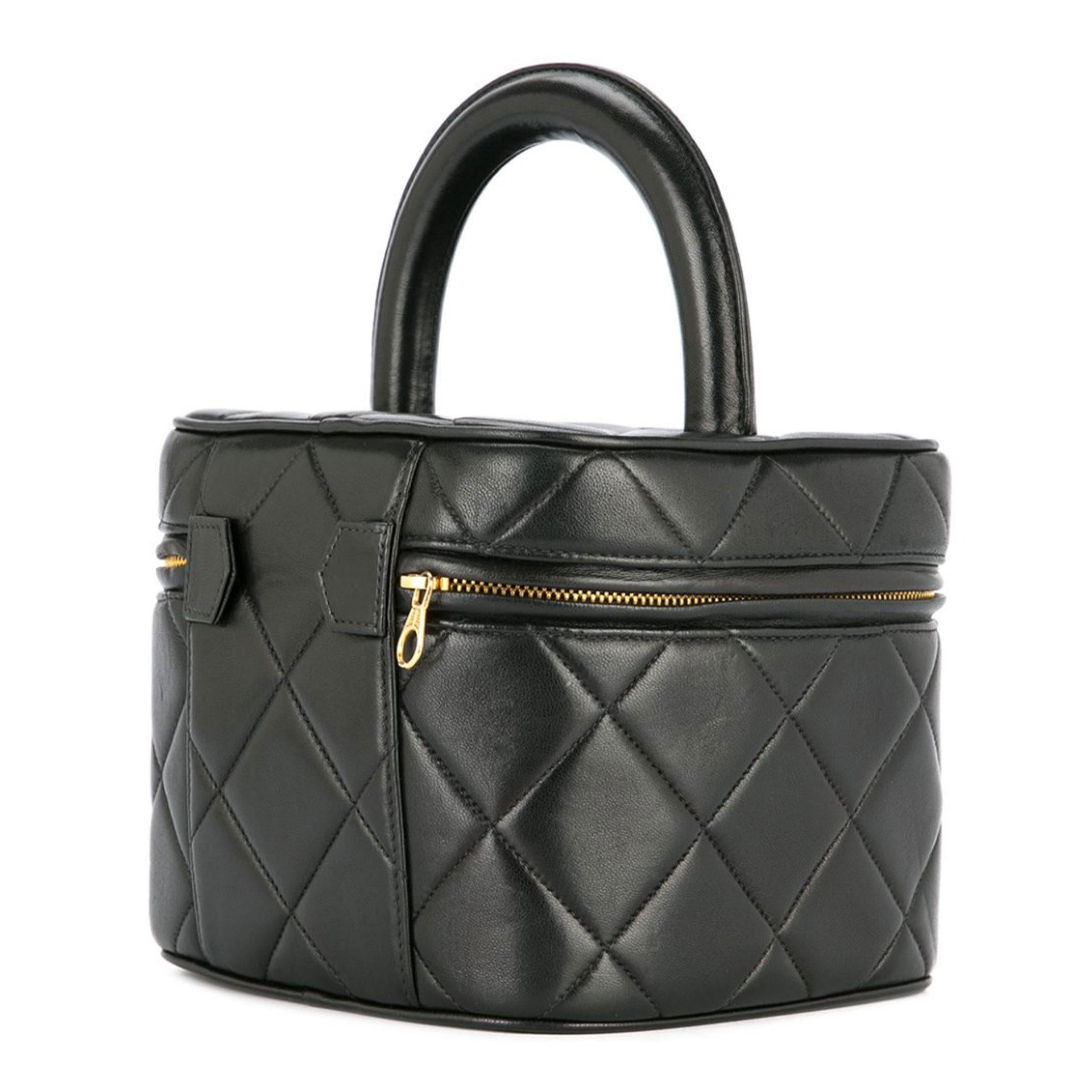 Chanel Vintage Quilted Top Handle Black Cosmetic & Jewelry Hand Bag Vanity

This gorgeous hand bag was crafted from diamond quilted black leather. This vanity also features a round top handle, an all around zip fastening, a main internal