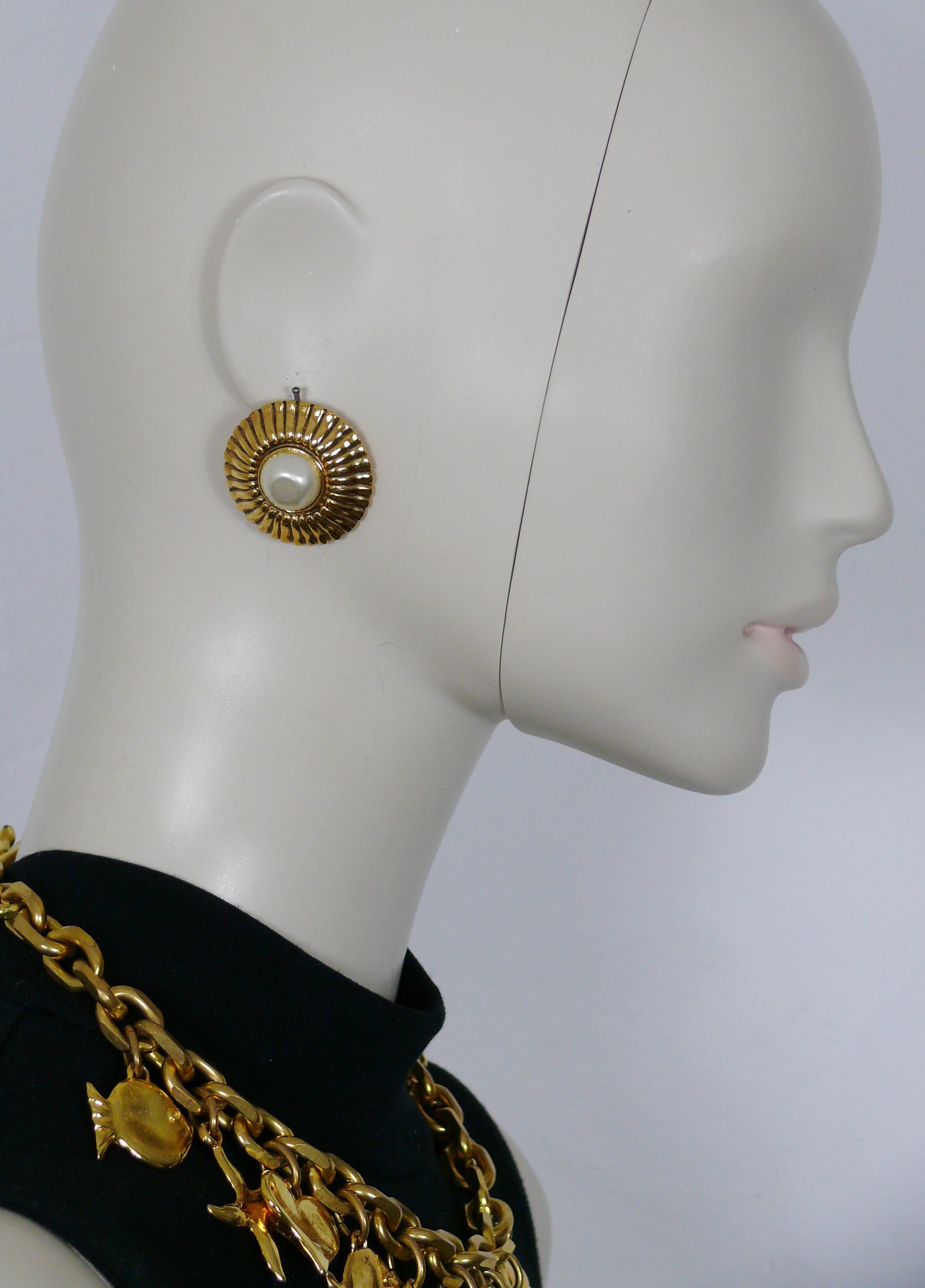 CHANEL vintage massive gold toned clip-on earrings featuring a radiant design with a faux pearl at the center.

Embossed CHANEL Made in France.

Indicative measurements : diameter approx. 3.2 cm (1.26 inches).

NOTES
- This is a preloved vintage