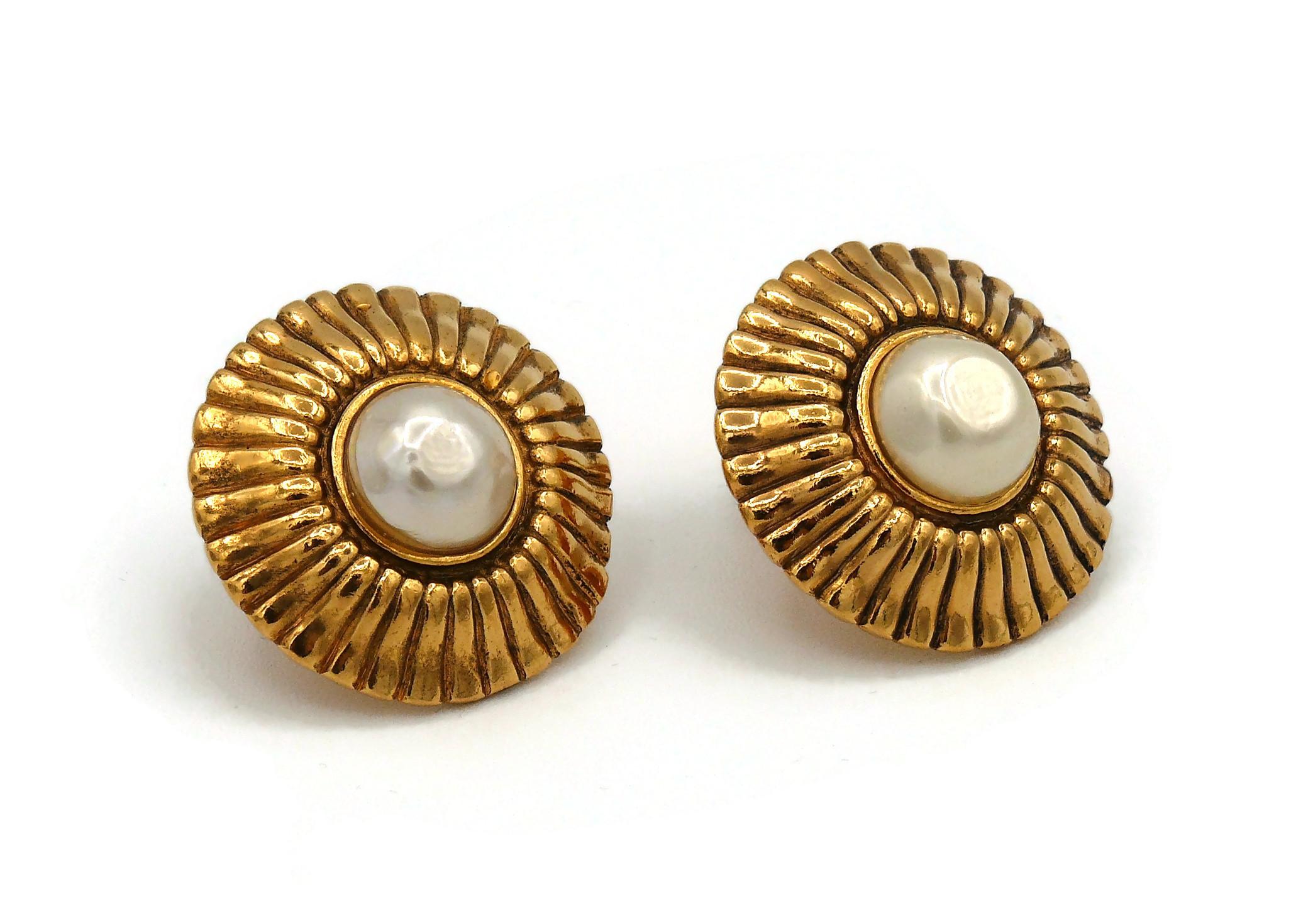Chanel Clips d'oreilles vintage en perles rayonnantes Excellent état - En vente à Nice, FR