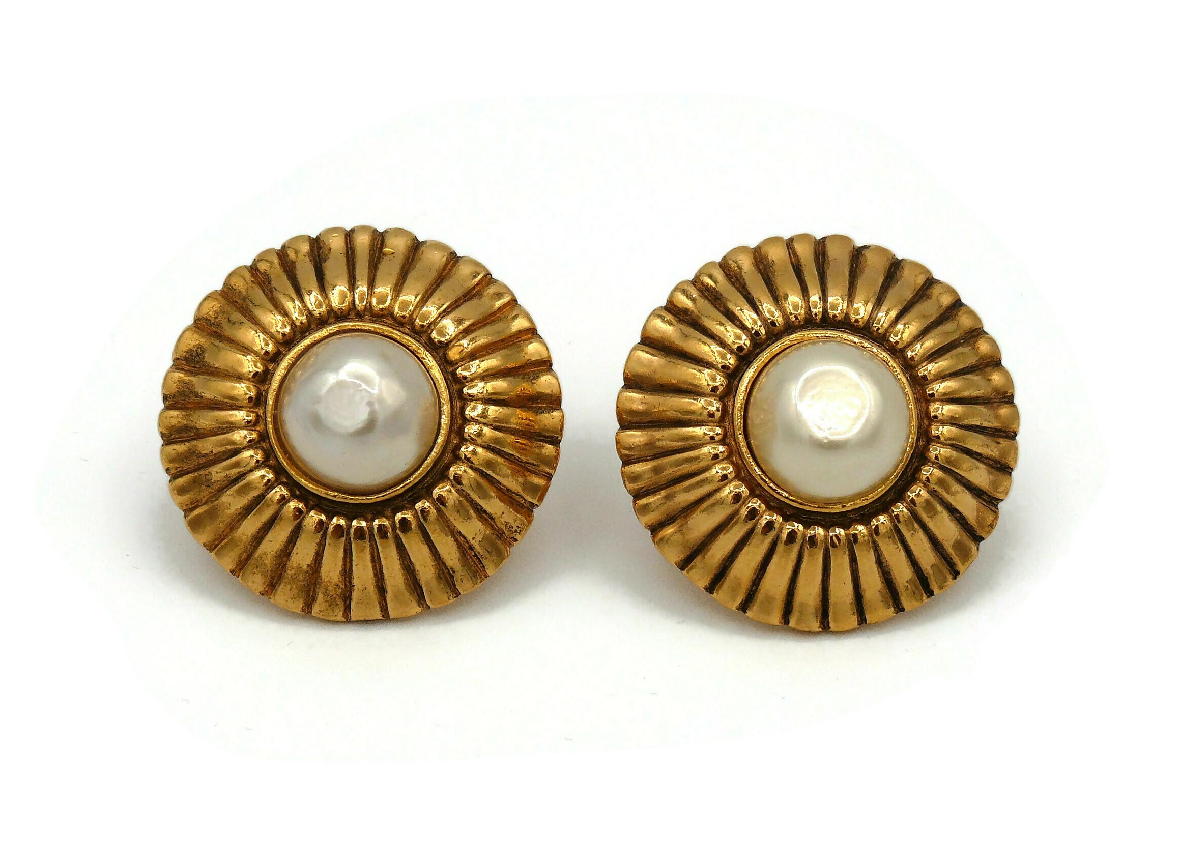 Chanel Clips d'oreilles vintage en perles rayonnantes Pour femmes en vente