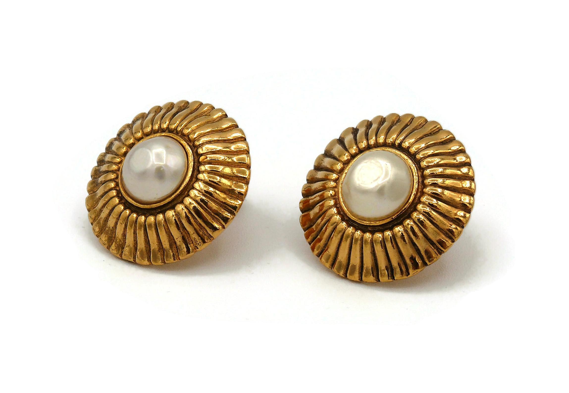Chanel Clips d'oreilles vintage en perles rayonnantes en vente 1