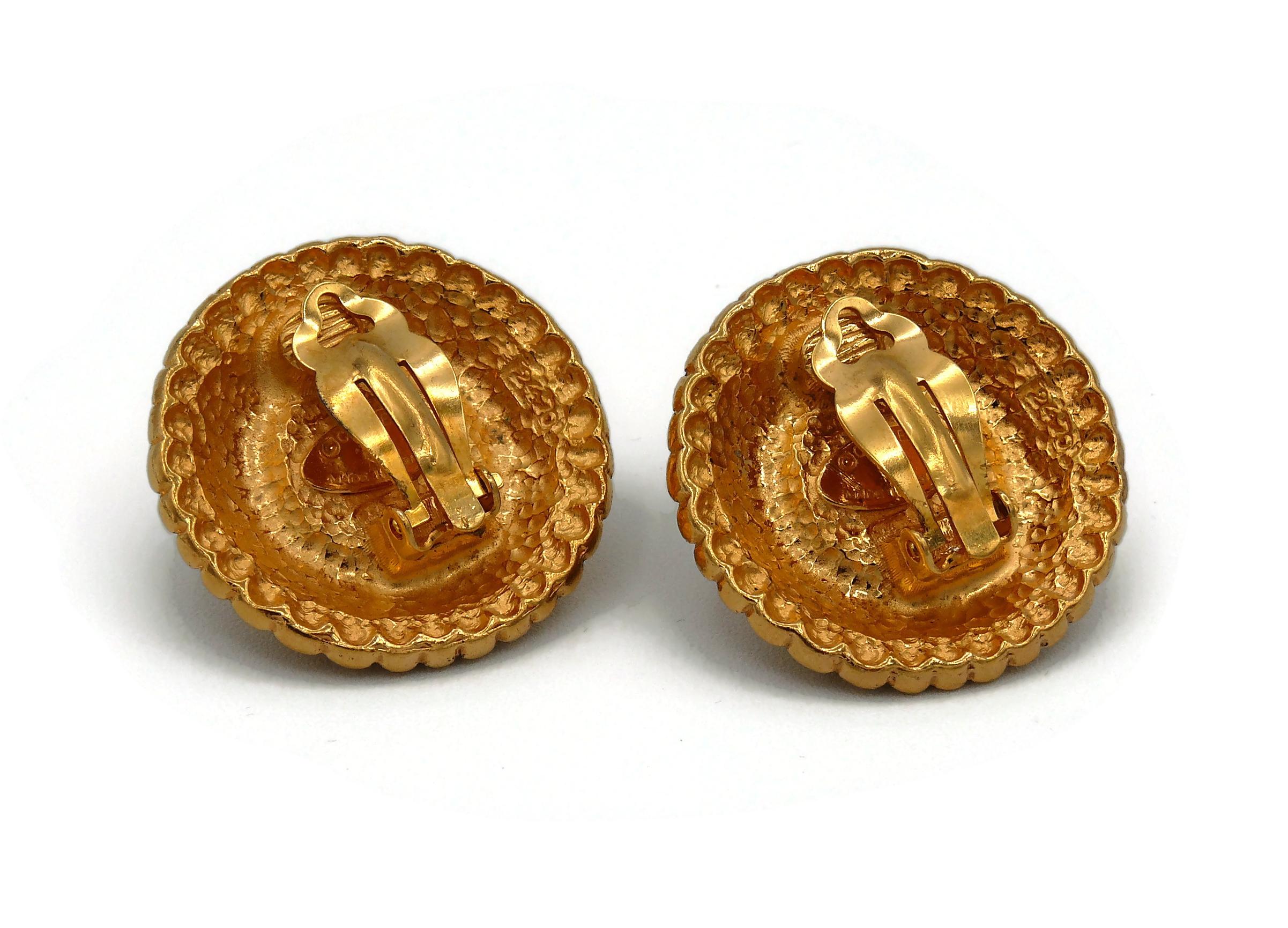 Chanel Clips d'oreilles vintage en perles rayonnantes en vente 2