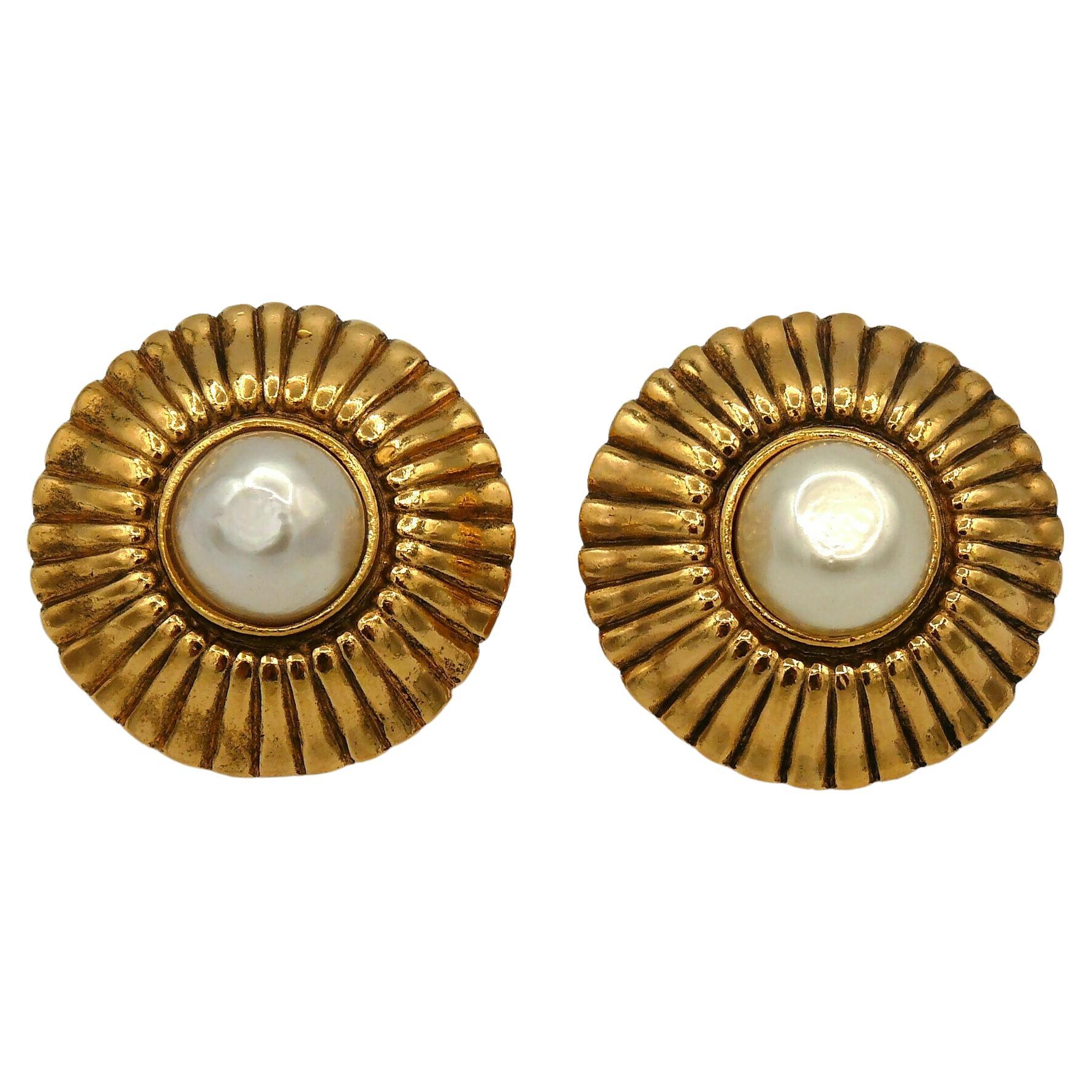 Chanel Clips d'oreilles vintage en perles rayonnantes en vente