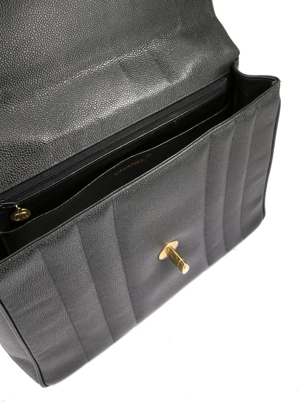 Chanel Vintage Raro Caviar Negro Asa superior Bolso Kelly clásico con solapa en venta 5