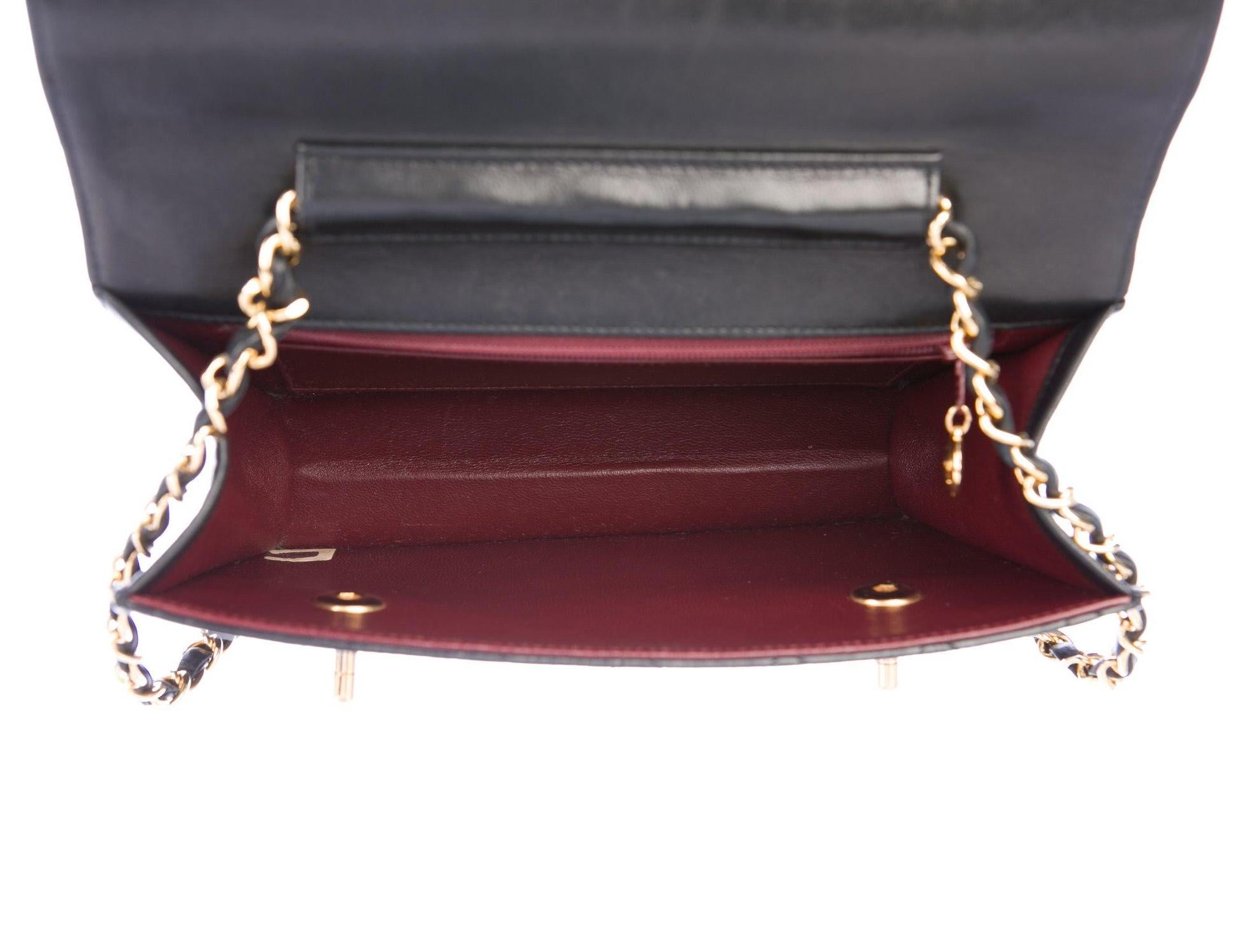 Chanel Petit portefeuille à bandoulière vintage rare en cuir d'agneau matelassé noir à 2 volets 3