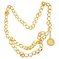 Collana-cintura Chanel vintage rara in oro del 1984 con ciondolo a medaglione e maglie intrecciate