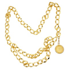 Collana-cintura Chanel vintage rara in oro del 1984 con ciondolo a medaglione e maglie intrecciate