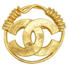 Chanel Vintage – seltene, goldfarbene, klobige Brosche aus dem Jahr 1994 mit Logo von Coco Chanel, kreisförmigem Seilmotiv und ineinander verschlungenen Elementen
