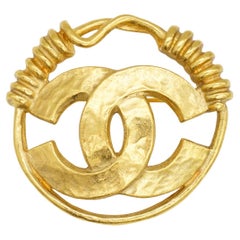 Chanel Vintage – seltene, goldfarbene, klobige Brosche aus dem Jahr 1994 mit Logo von Coco Chanel, kreisförmigem Seilmotiv und ineinander verschlungenen Elementen