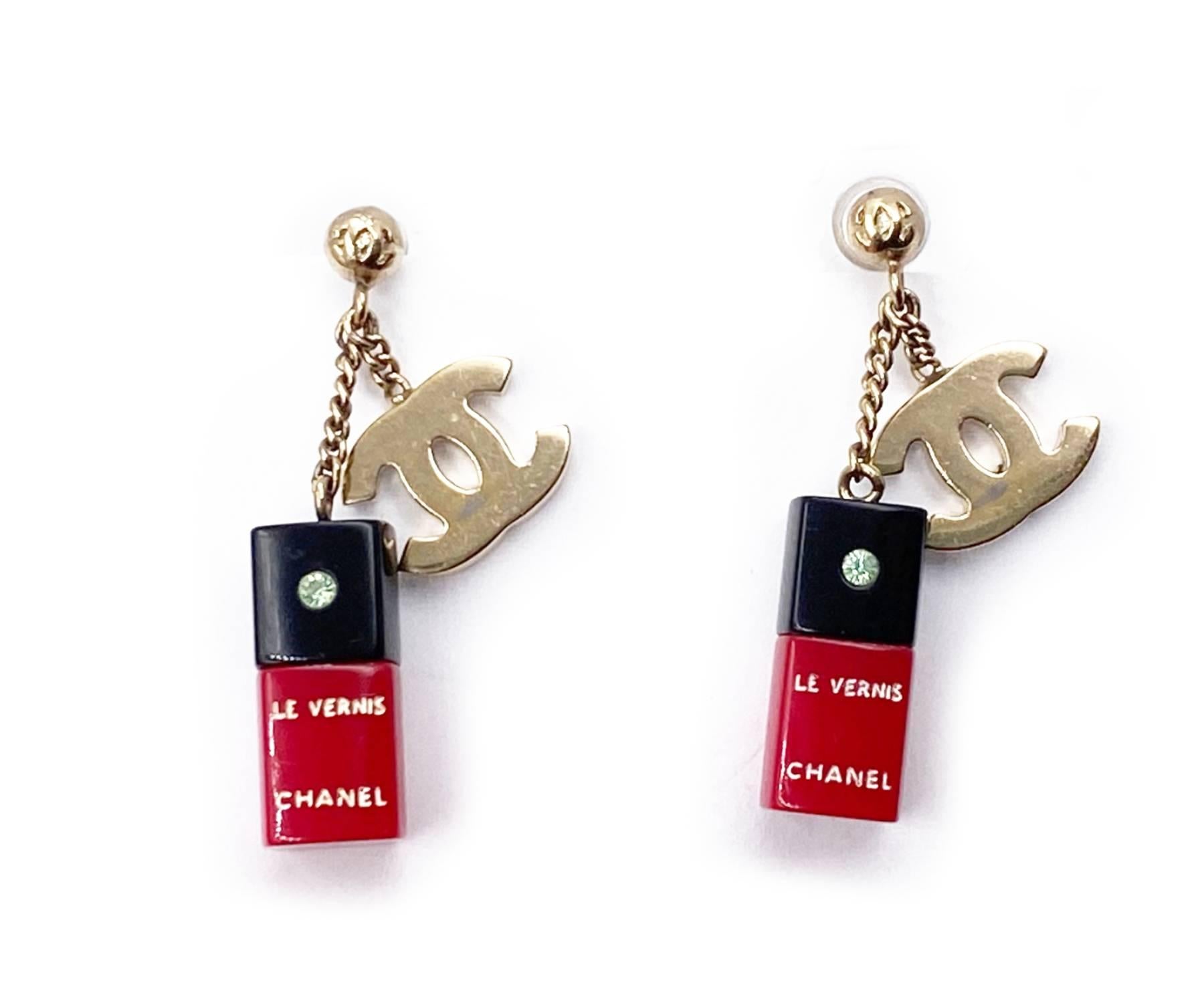 Chanel Vintage Rare Gold CC Red Nail Polish Piercing Earrings

*Marked 04
*Made in Italy
*Comes with original box

-Approximately 1.5″ x 0.5″
-Very pretty and rare
-The CCs show some light color off.

2034-45201