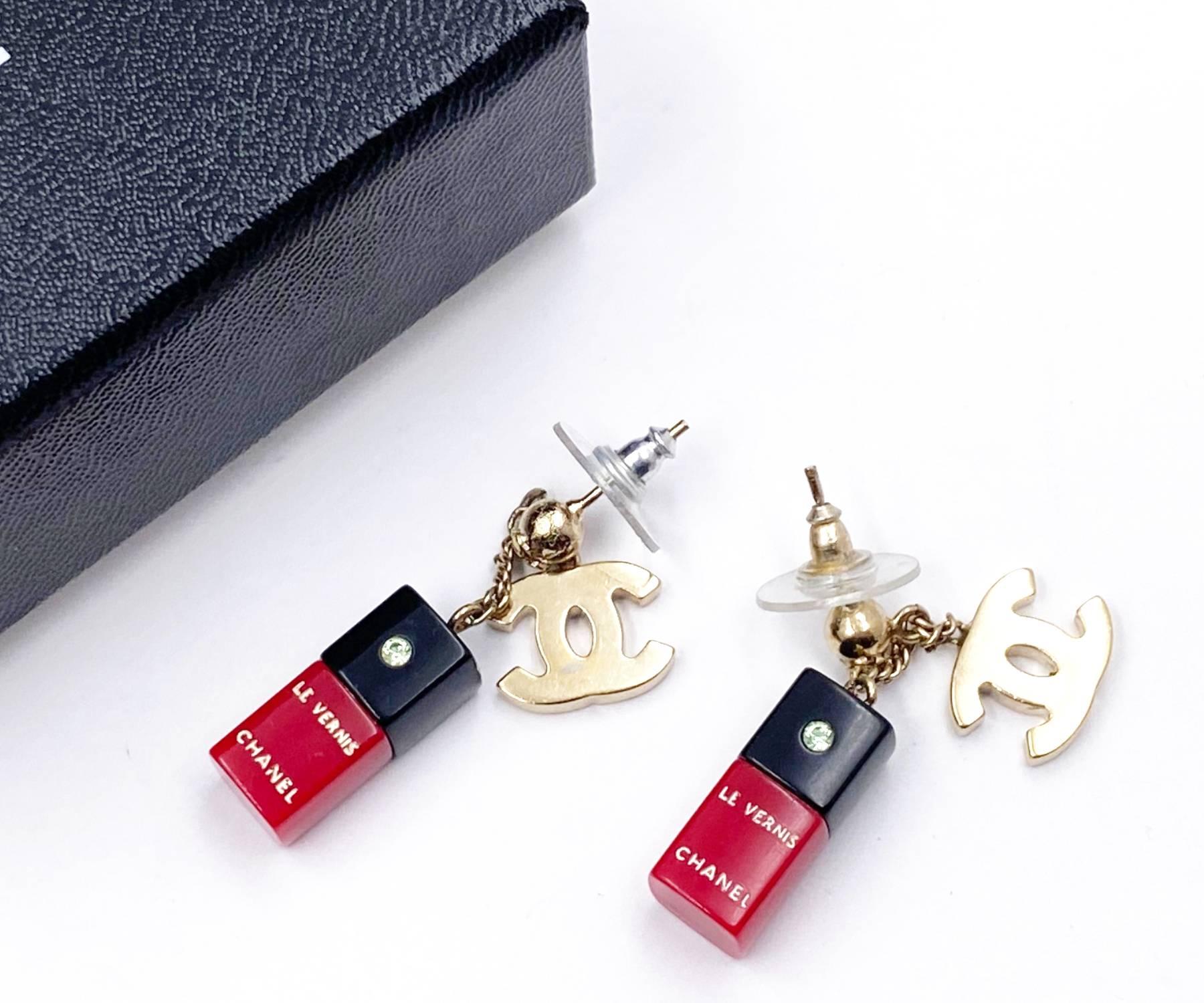 Chanel Vintage Seltene Gold CC Rote Nagel-Ohrringe, polierte durchbohrte Ohrringe   (Kunsthandwerker*in) im Angebot
