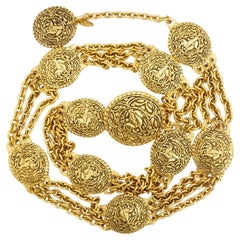 Collana-cintura Chanel vintage, rara, con medaglione in oro a rilievo raffigurante un cavaliere