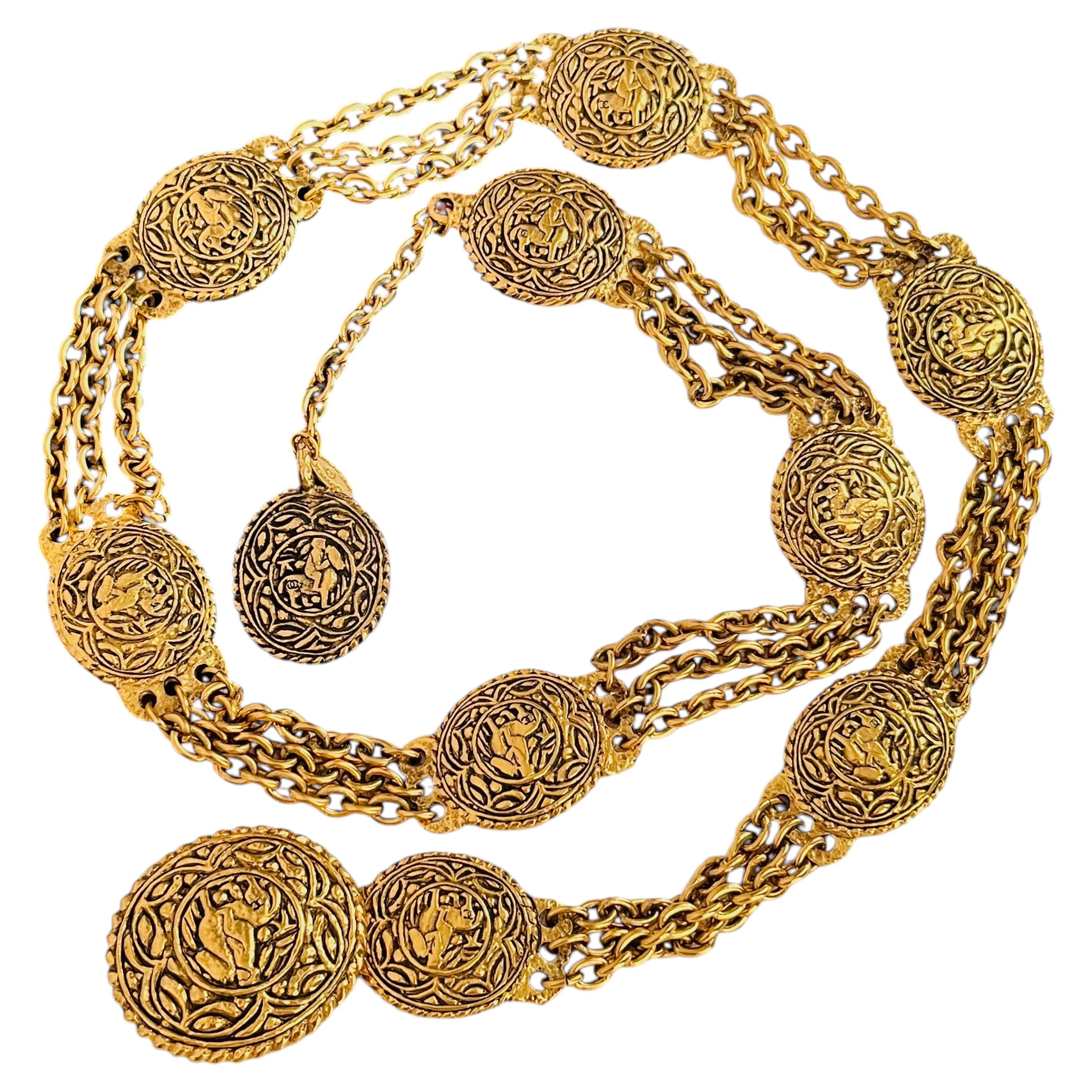 Chanel Vintage – Seltenes, goldenes Medaillon mit Reiter-Relief – auffällige Halskette und Gürtel