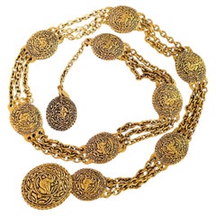 Collana-cintura Chanel vintage, rara, con medaglione in oro a rilievo raffigurante un cavaliere