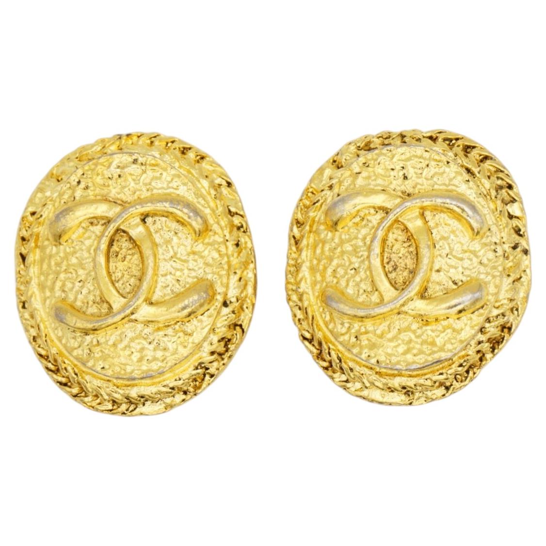 Pendientes CHANEL vintage, exclusivos, dorados, con el emblemático logotipo CC de textura ovalada y granulada, y clip Coco