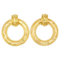 Orecchini a cerchio rotondi Chanel vintage, rari, in oro massiccio, iconici, con motivo a cerchio di lava e dal design massiccio