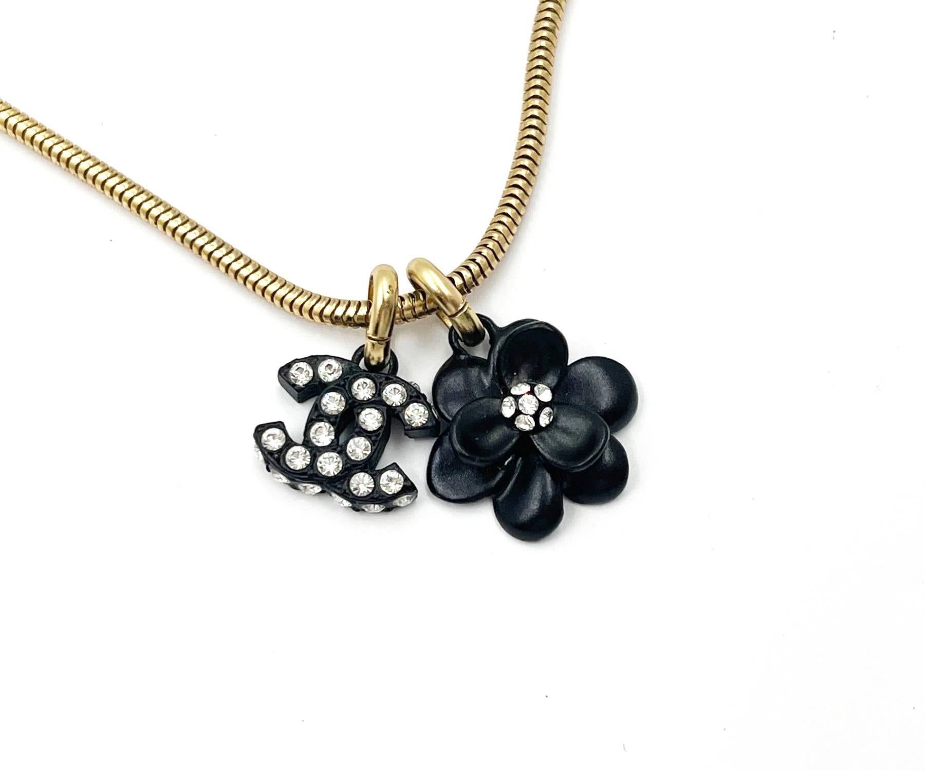 Chanel Vintage Rare Gold Plated Black CC Flower Crystal Chain Necklace

*Marked 02
*Made in France

-The pendant is approximately 0.75″ x 0.75″.
-The necklace is approximately 18″.
-In a pristine condition

AB2082-00498