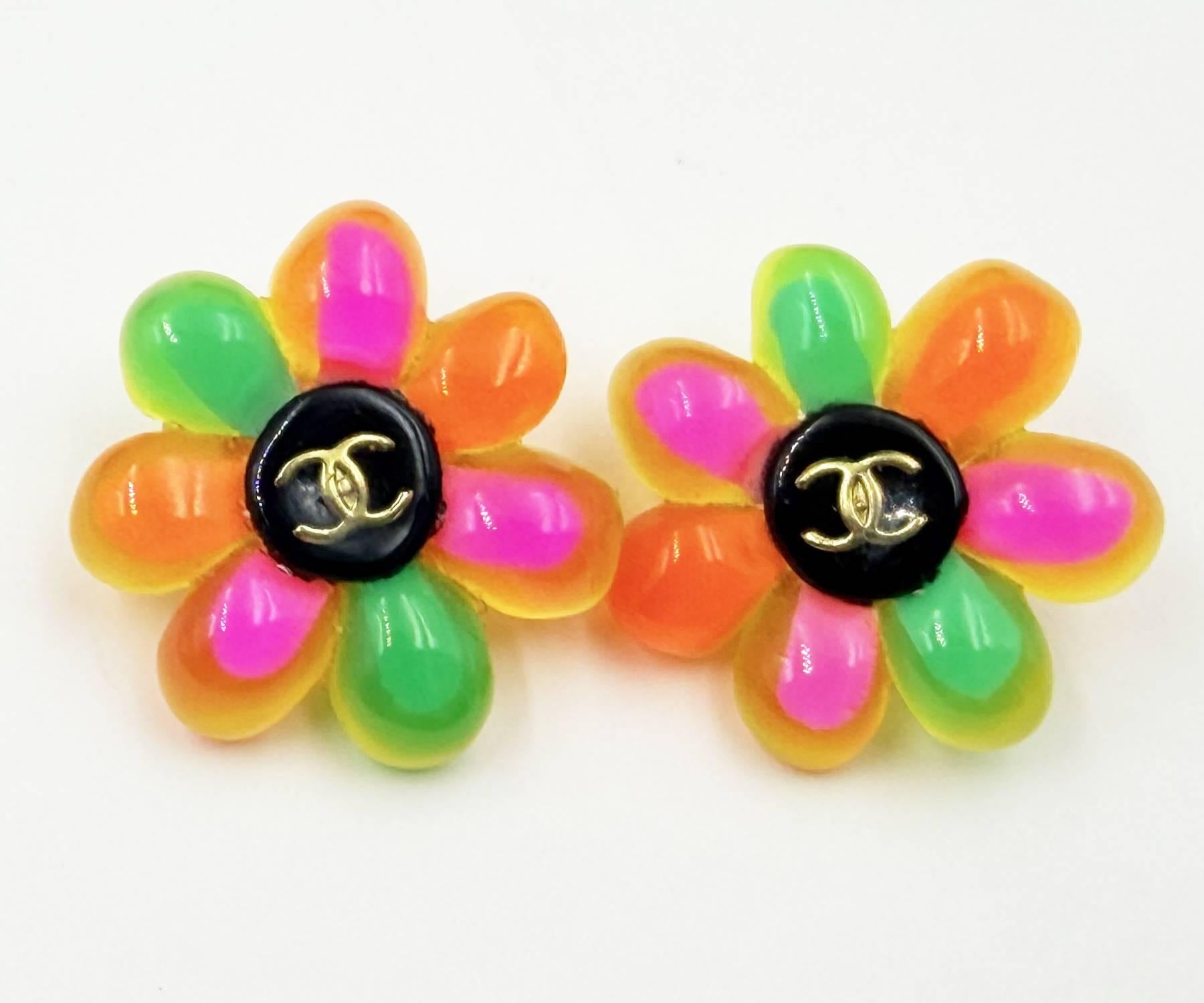 Chanel Vintage Rare Gold Plated CC Neon Gummy Flower Clip on Earrings

* Marked 95
* Made inF France 
* Comes with the original box

-It's approximately 1.1