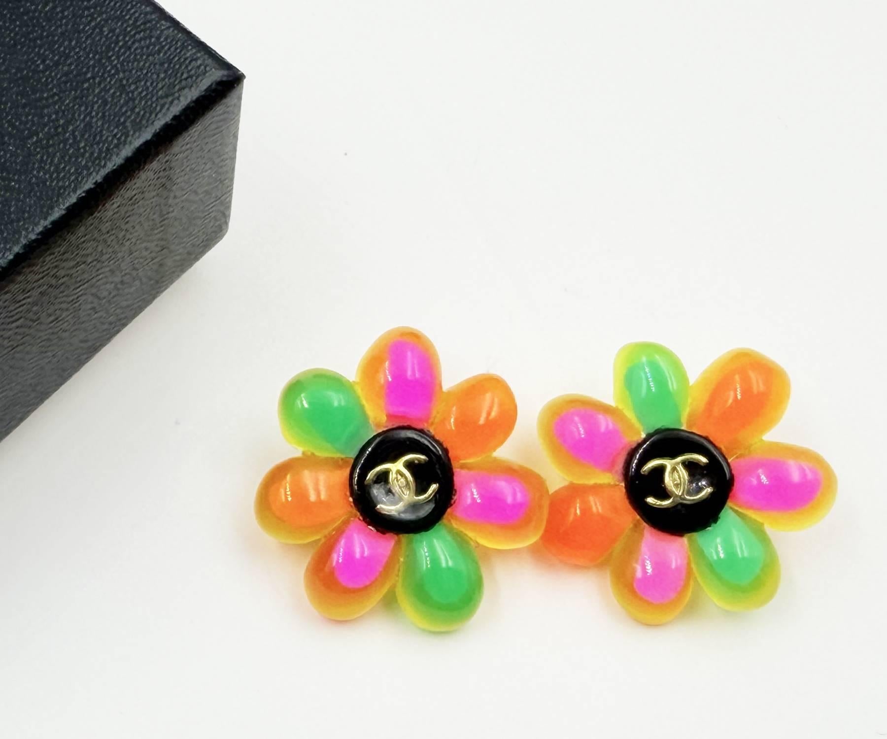 Artisan Chanel Vintage Rare Gold Plated CC Neon Gummy Flower Clip on Earrings For Sale