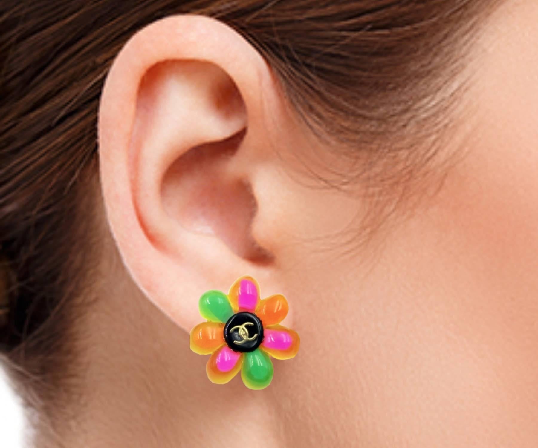 Chanel Vintage Rare Gold Plated CC Neon Gummy Flower Clip on Earrings In Excellent Condition For Sale In Pasadena, CA
